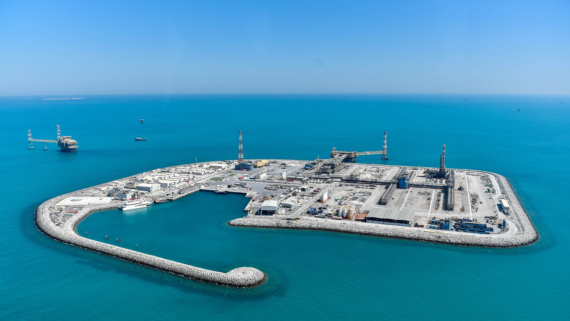 صورة بعنوان: "أدنوك": زيادة إنتاجية حقل "صرب" البحري 25% بفضل الذكاء الاصطناعي 