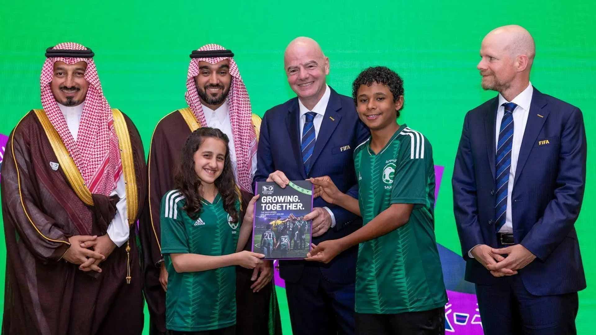 صورة بعنوان: السعودية تسلم رسمياً ملف الترشح لاستضافة كأس العالم "FIFA 2034" 