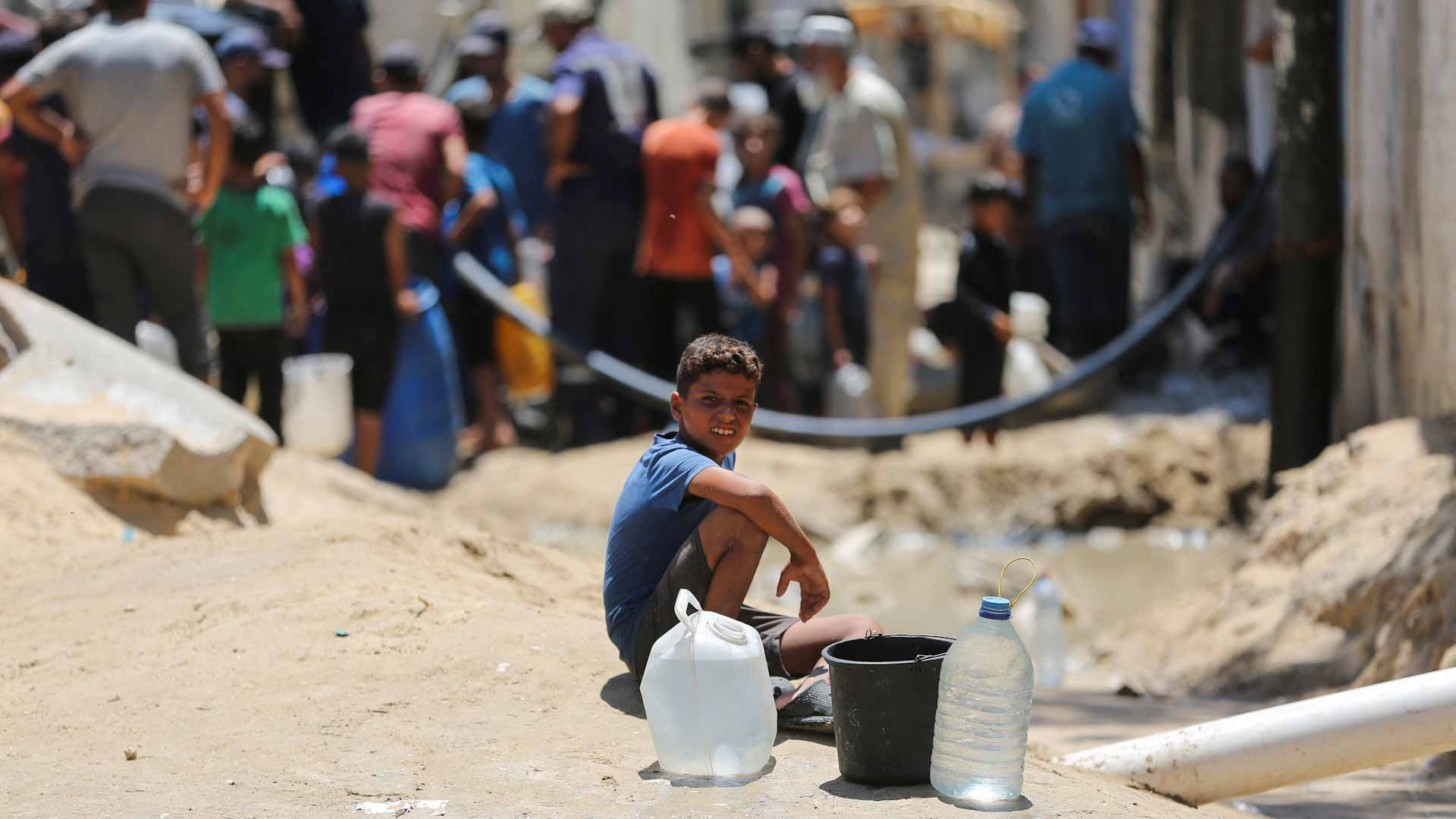 صورة بعنوان: وسط قصف متواصل وحصار.. تدمير آبار مياه في غزة يزيد بؤس الفلسطينيين 