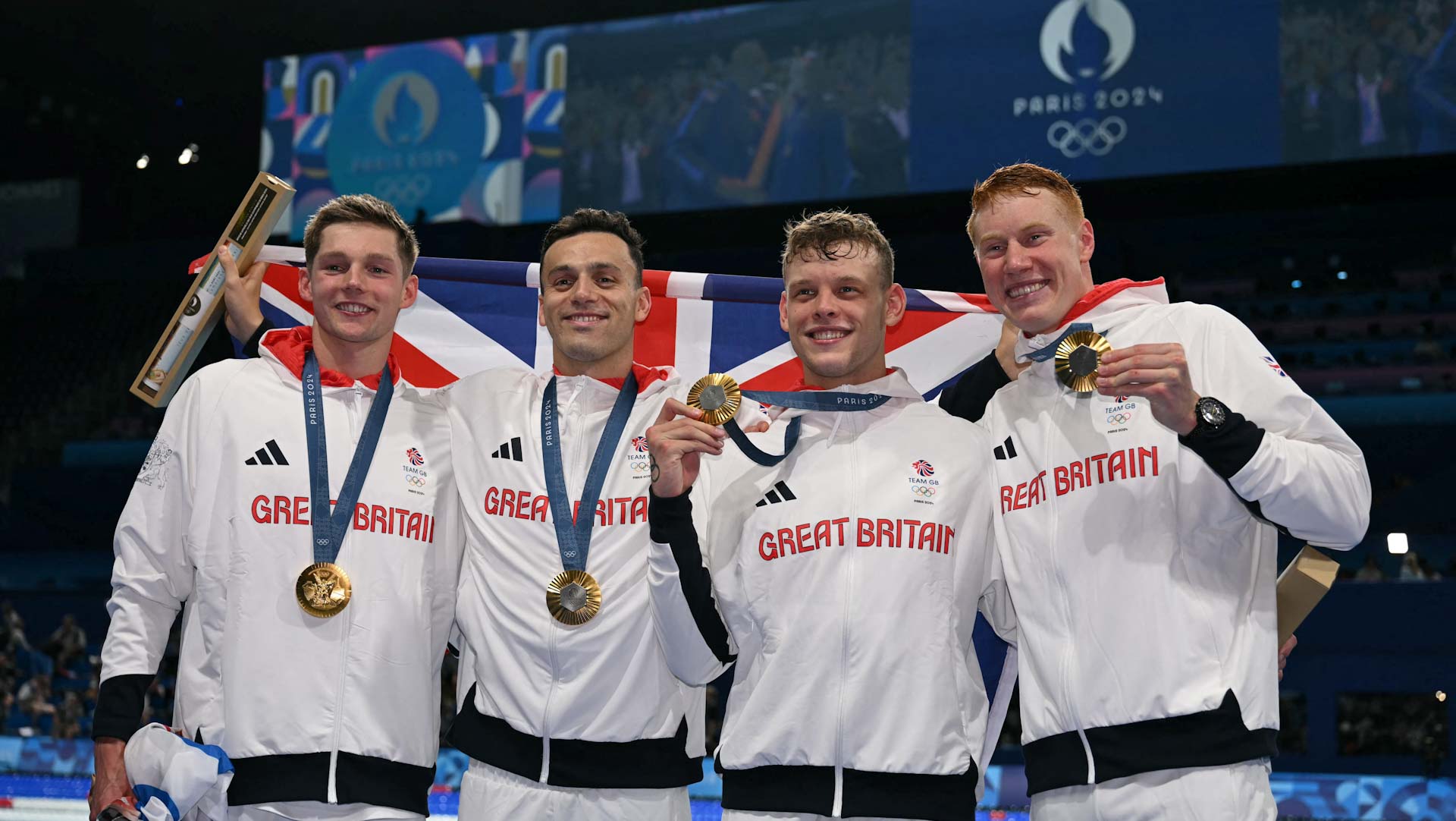 فريق بريطانيا يفوز بذهبية سباق السباحة 4 × 200 متر تتابع حر