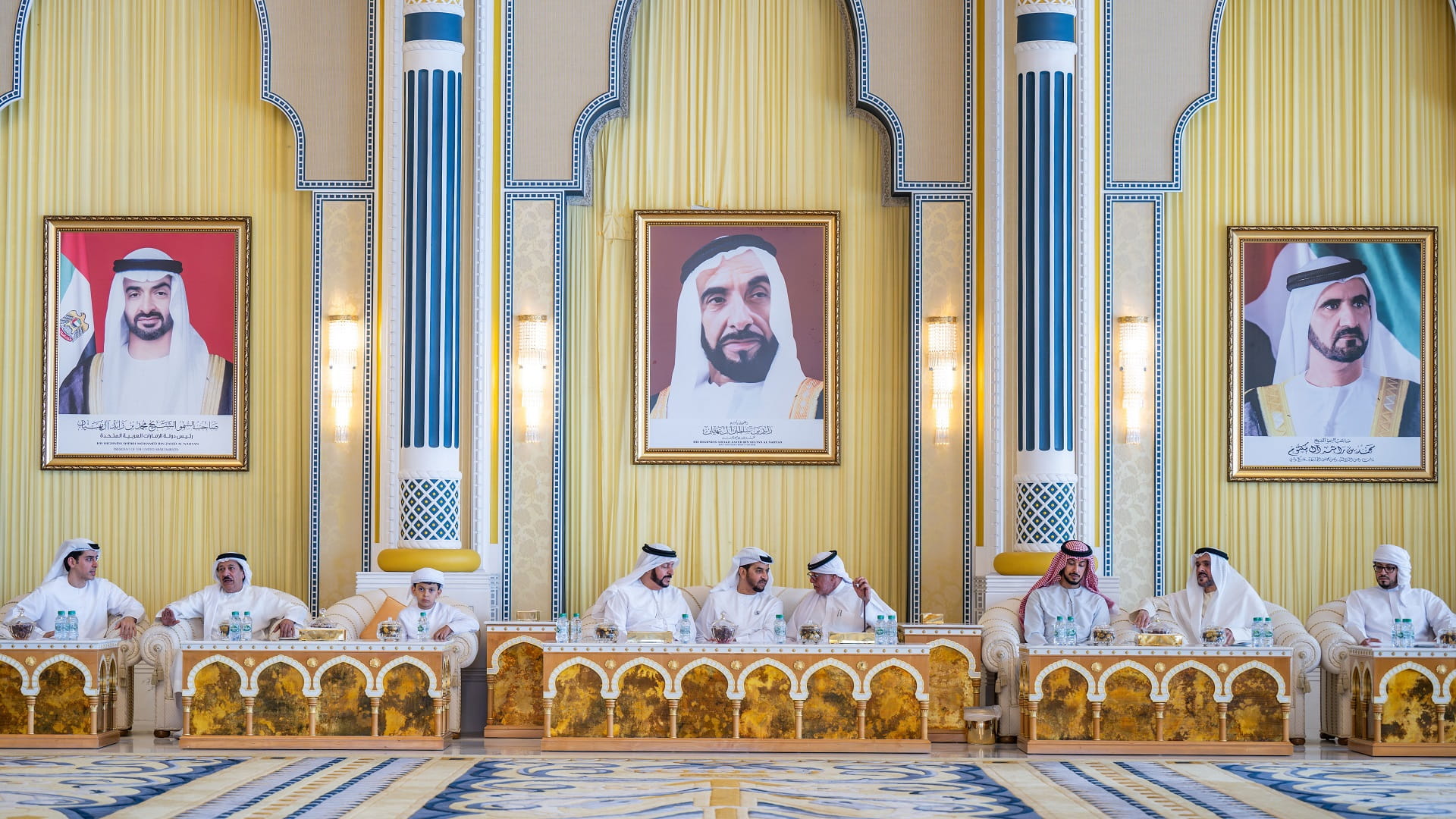 صورة بعنوان: حمدان بن زايد يقدم واجب العزاء بوفاة سعيد بن أحمد بن خلف العتيبة 