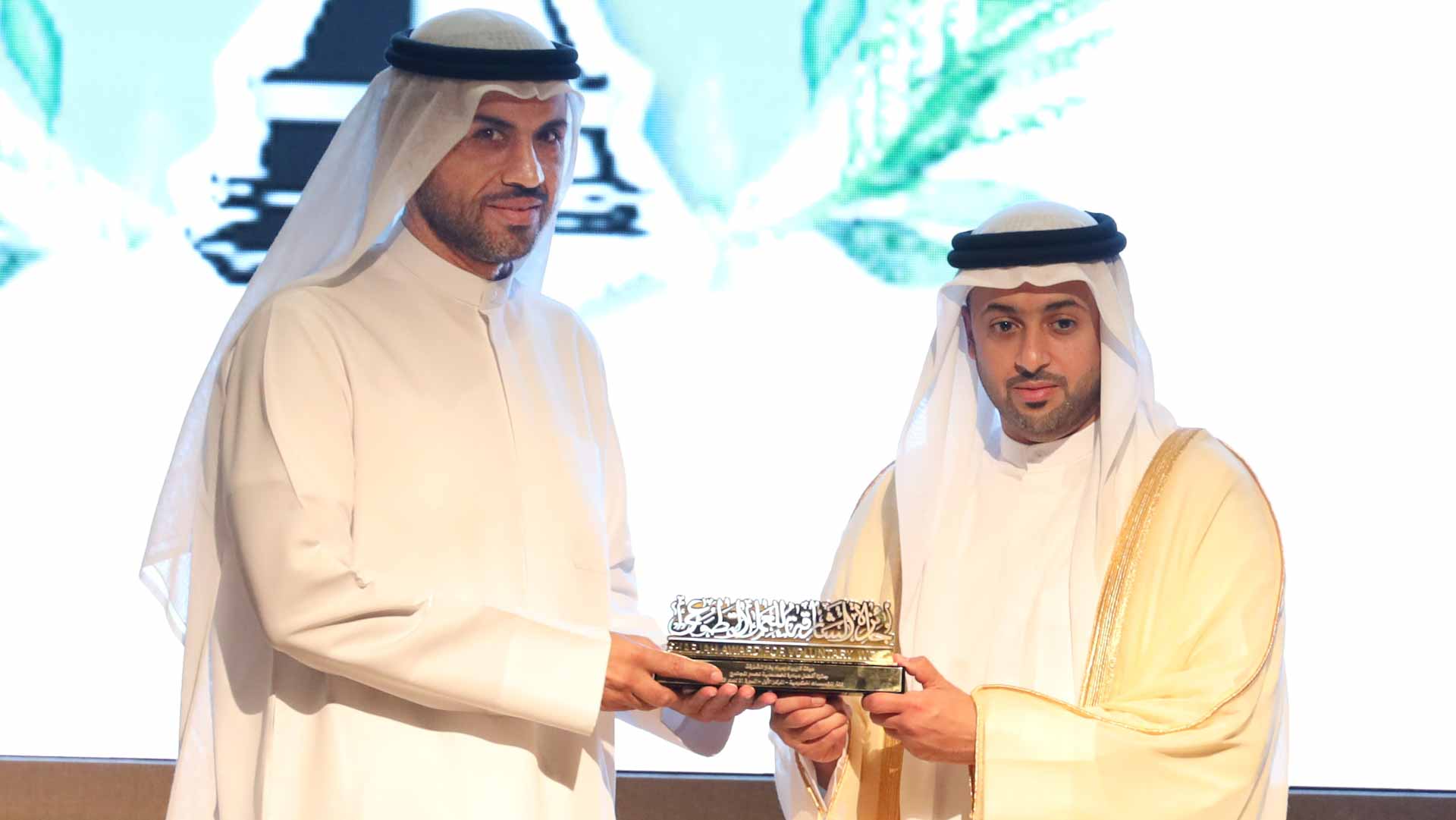 صورة بعنوان: بالترشيد..كهرباء الشارقة تحصد المركز الأول بجائزة العمل التطوعي   