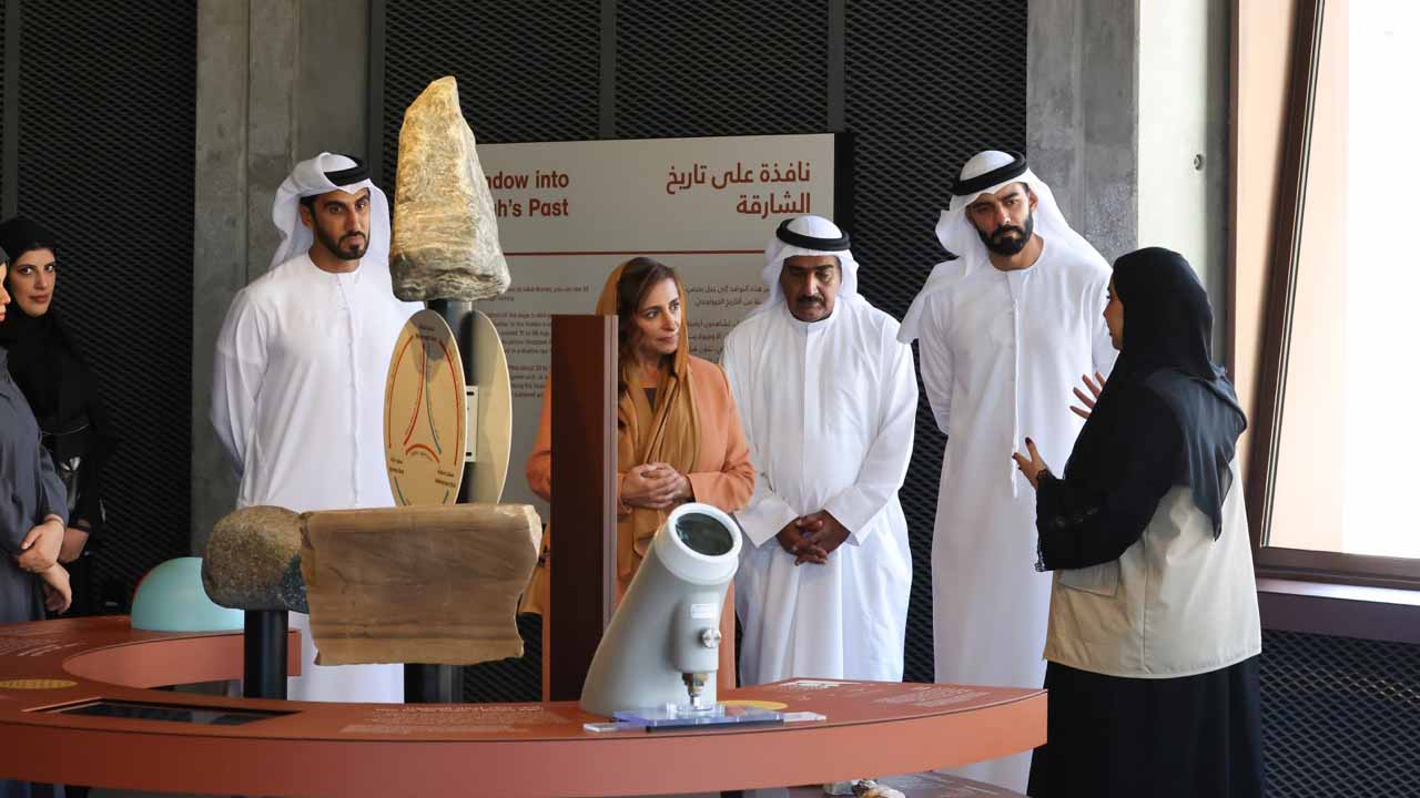 صورة بعنوان: بجولة تفقدية..بدور القاسمي ووزير الثقافة يزوران موقع الفاية الأثري 