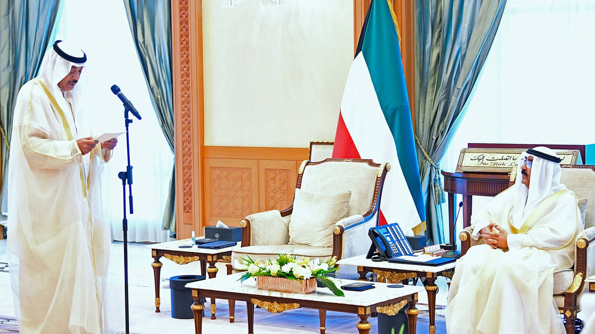 صورة بعنوان: ولي عهد الكويت يؤدي اليمين الدستورية نائباً للأمير 