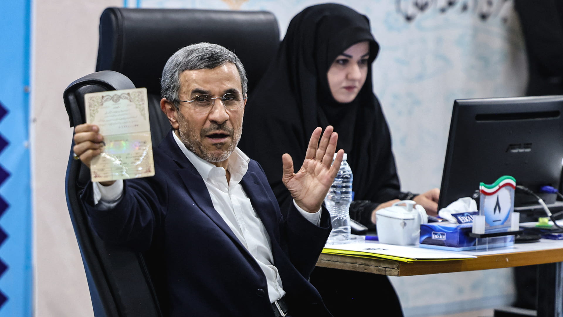 صورة بعنوان: محمود أحمدي نجاد يقدّم ترشيحه للانتخابات الرئاسية الإيرانية 