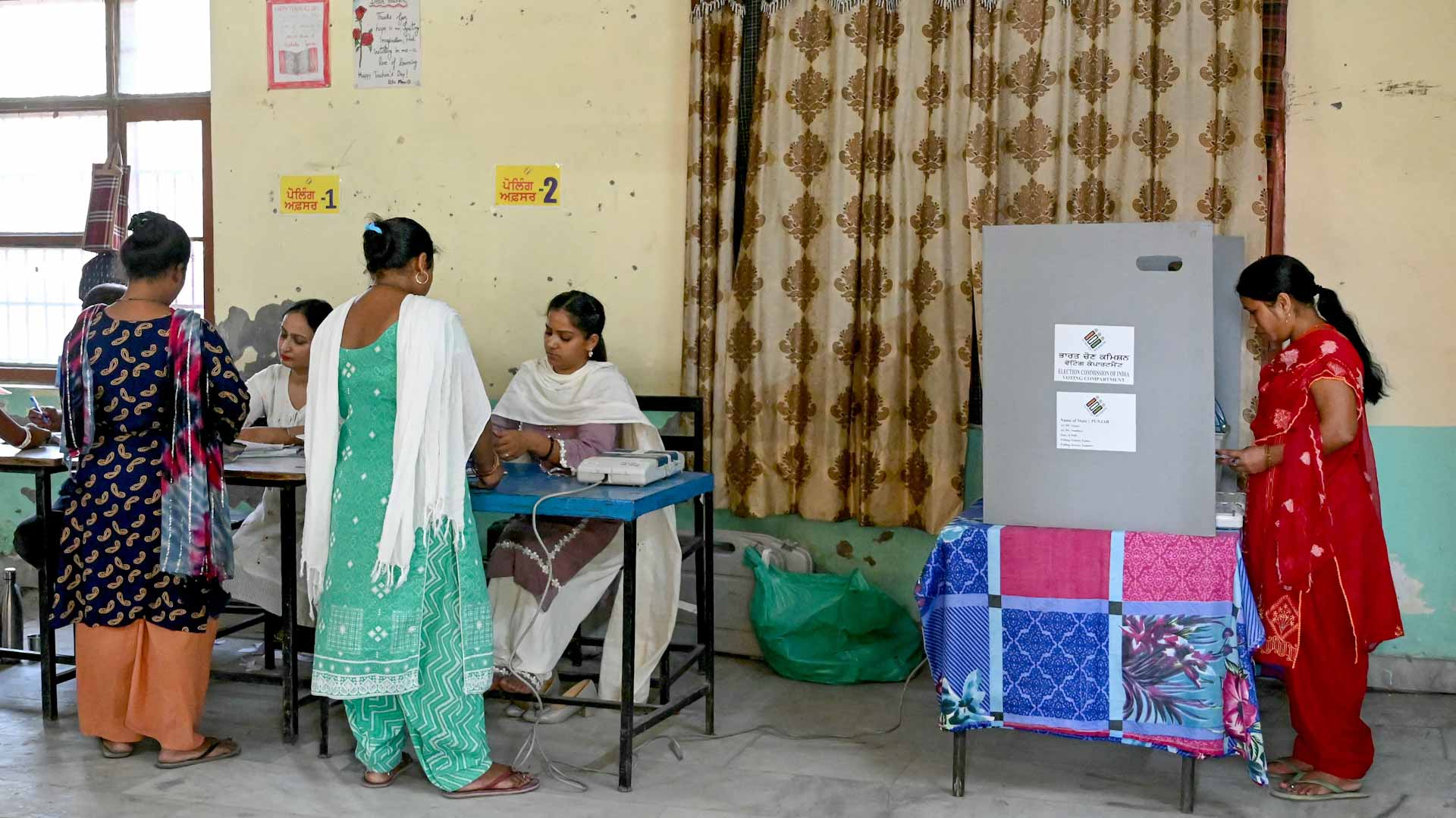 Image for the title: Heatstroke killed 33 Indian polling staff on last voting day 