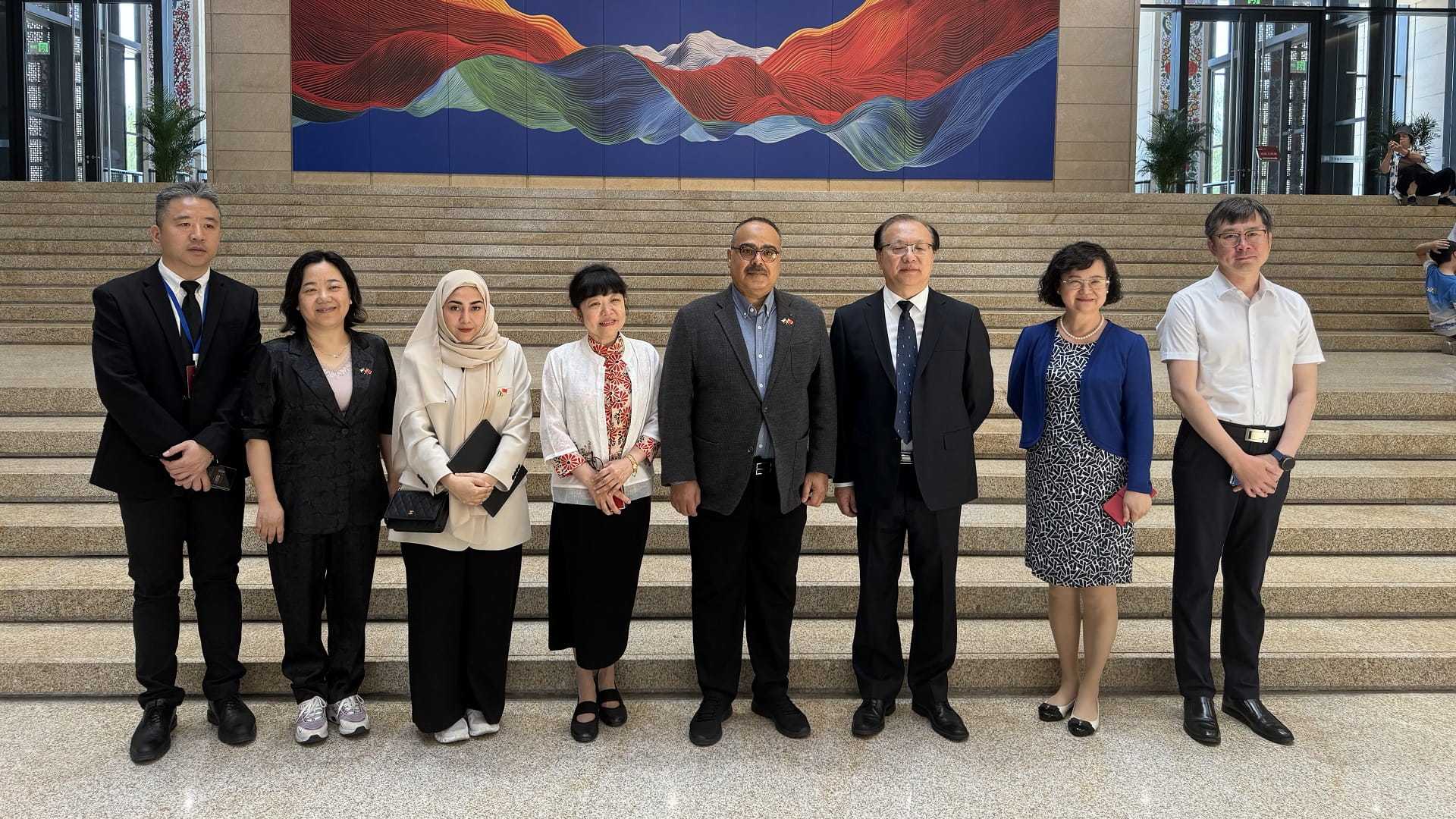 صورة بعنوان: معهد الشارقة للتراث يبحث آفاق التعاون مع جامعة بكين للغات والثقافة 