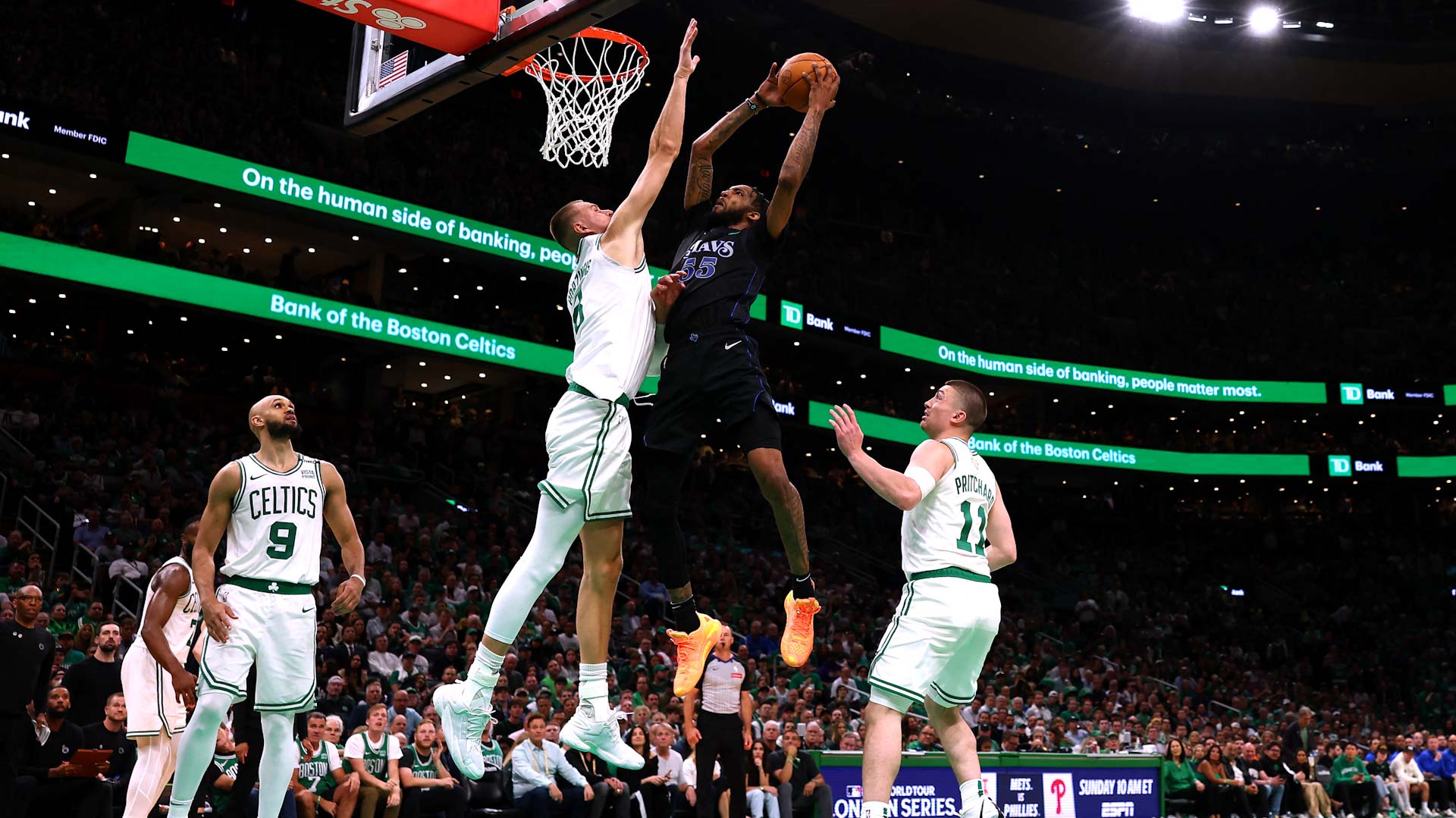 صورة بعنوان: سلتيكس يقسو على مافريكس في مباراتهما الأولى بنهائي السلة الأميركي 