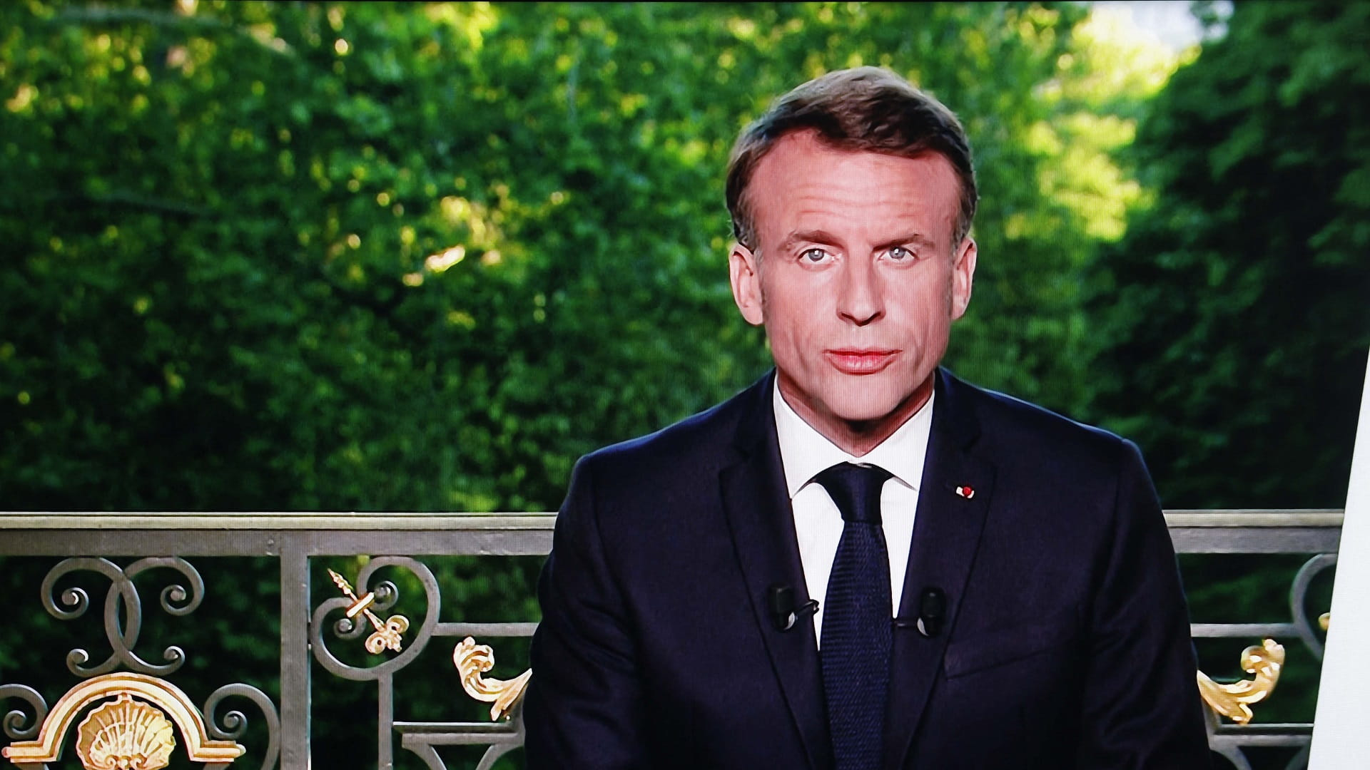 Image for the title: Macron bets on early elections to stop the far-right rally 