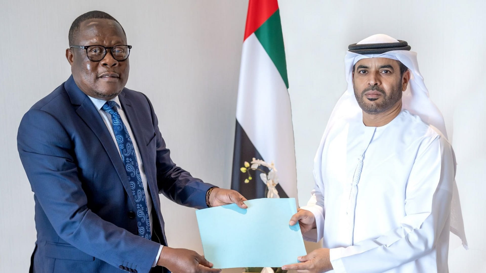 صورة بعنوان: وزارة الخارجية تتسلم أوراق اعتماد سفير غينيا الاستوائية لدى الدولة 