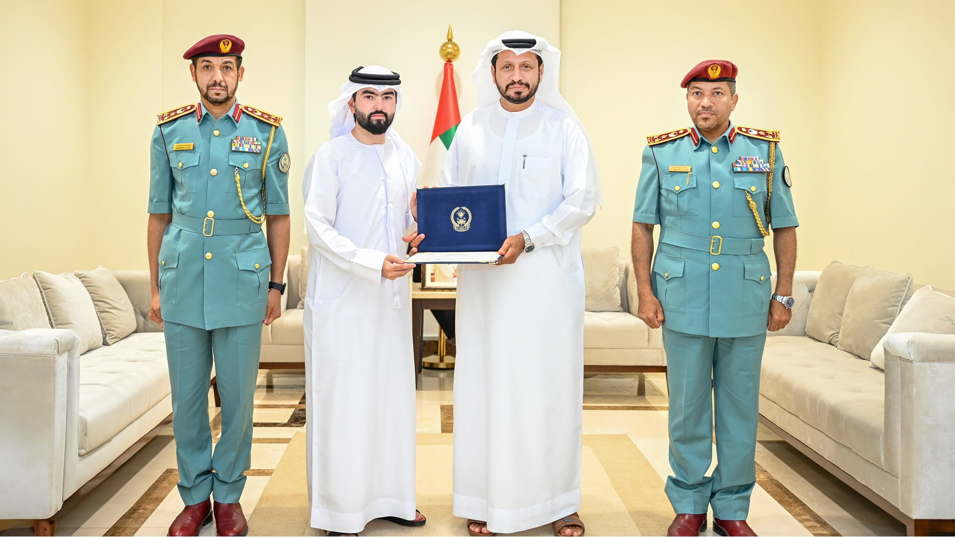 صورة بعنوان: قائد عام شرطة الشارقة يكرّم متعاوناً لحسه الأمني 
