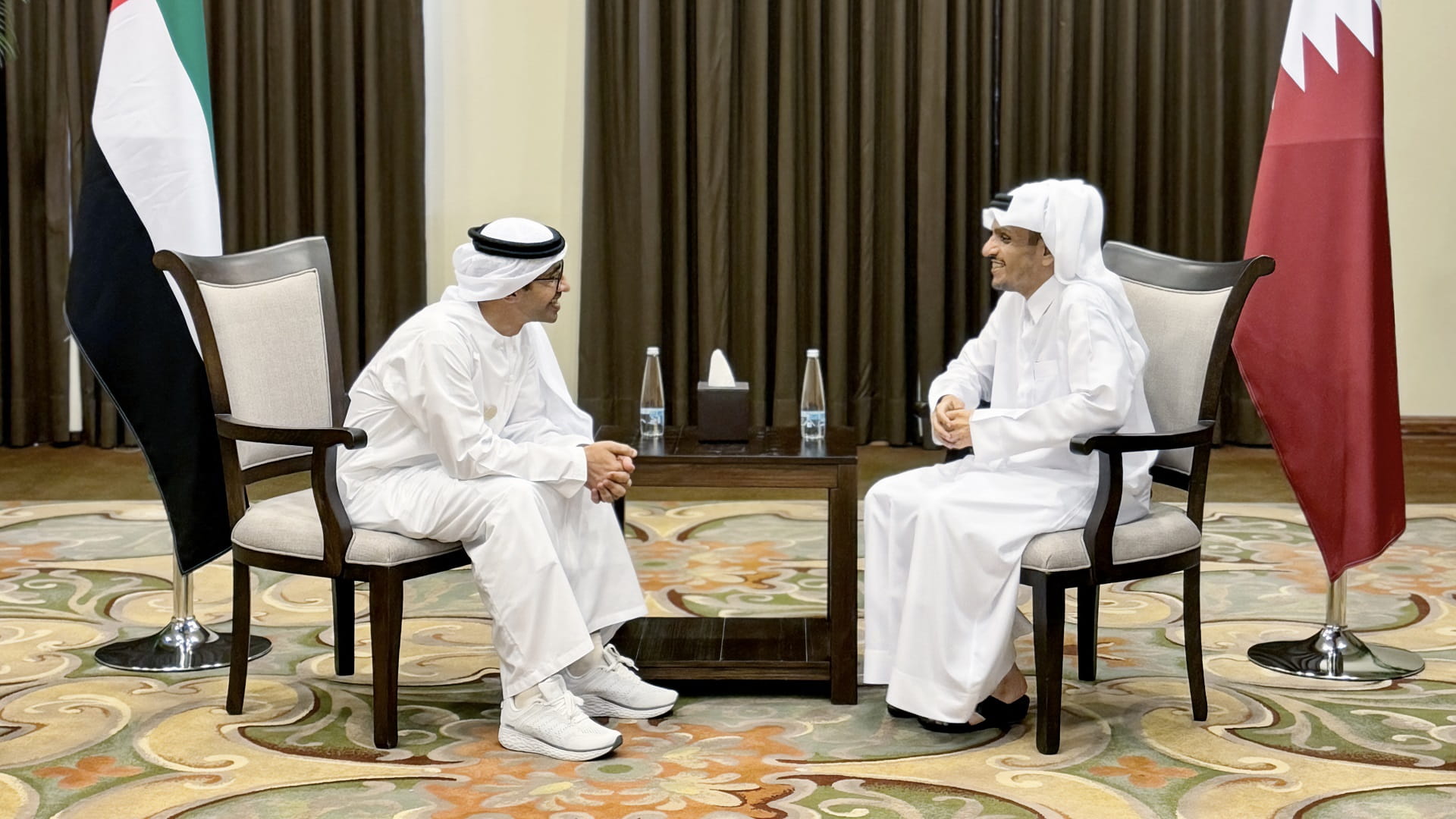 صورة بعنوان: عبد الله بن زايد يبحث ووزير خارجية قطر تعزيز العلاقات والحرب بغزة 