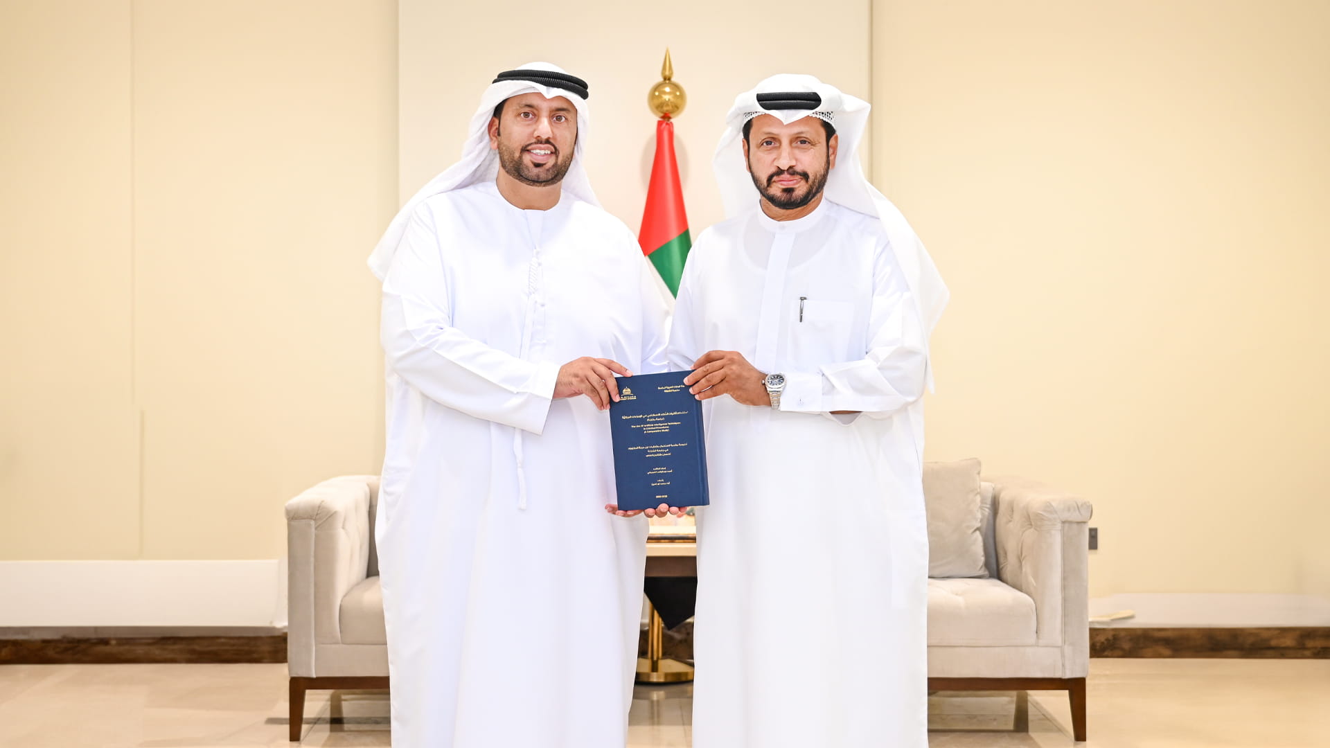 صورة بعنوان: القائد العام لشرطة الشارقة يكرم منتسباً لنيله درجة الدكتوراه 