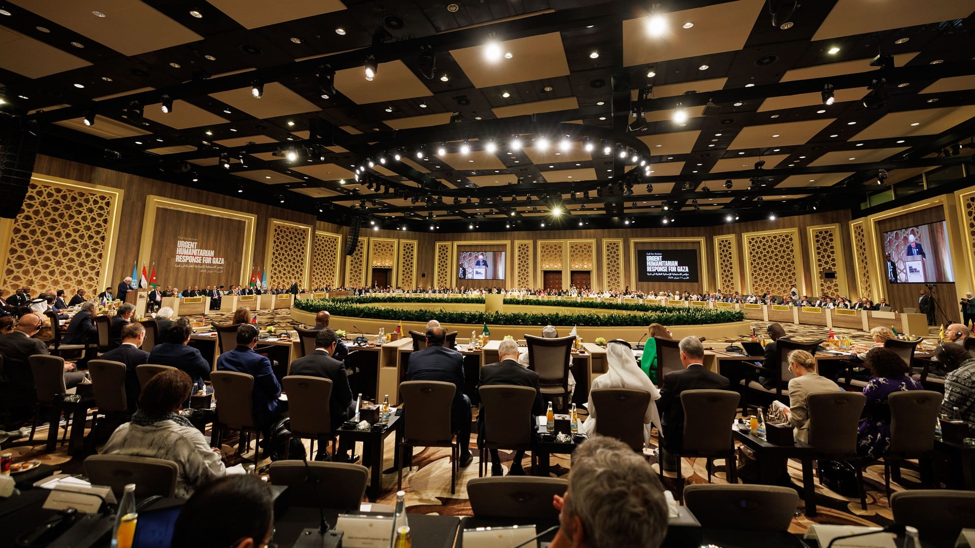 صورة بعنوان: عبد الله بن زايد يدعو إلى حراك دولي إنساني لإغاثة الشعب الفلسطيني 