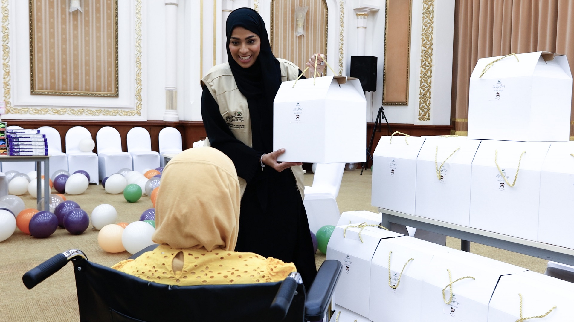 صورة بعنوان: خيرية الشارقة توزع عيدية وفوالة العيد على الأطفال والأسر المتعففة 