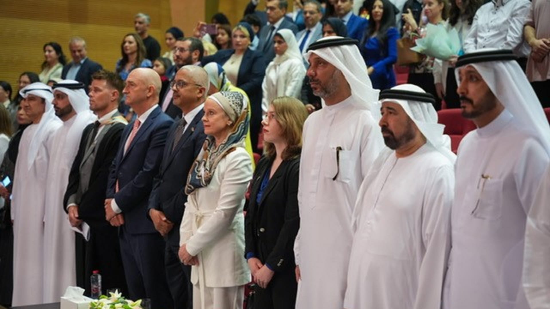 صورة بعنوان: مدرسة فكتوريا الدولية بالشارقة تنظم حفل تخريج لطلبة الثاني عشر 