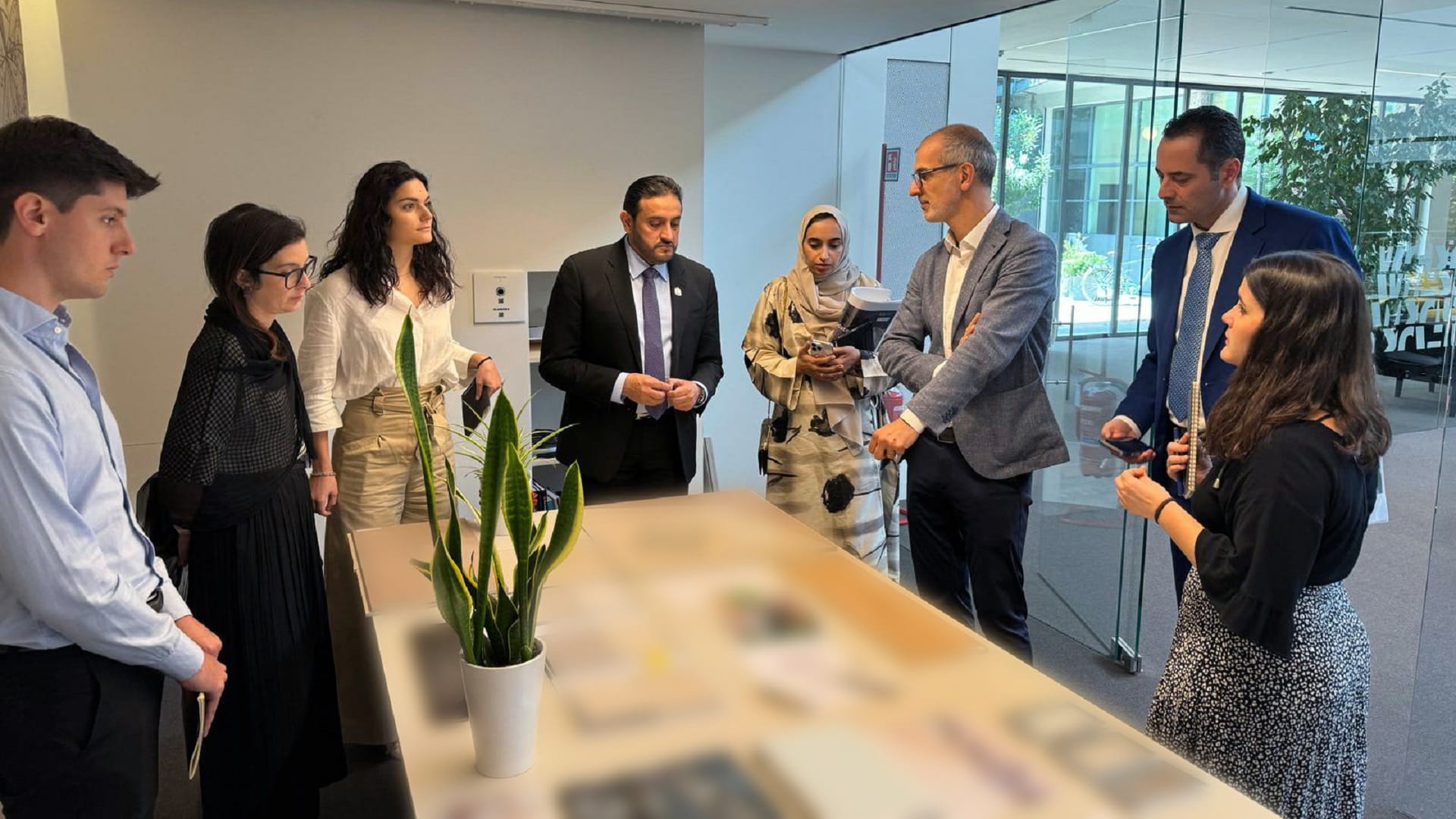 Image for the title: SAA, Italian company discuss expansion for passenger terminal  