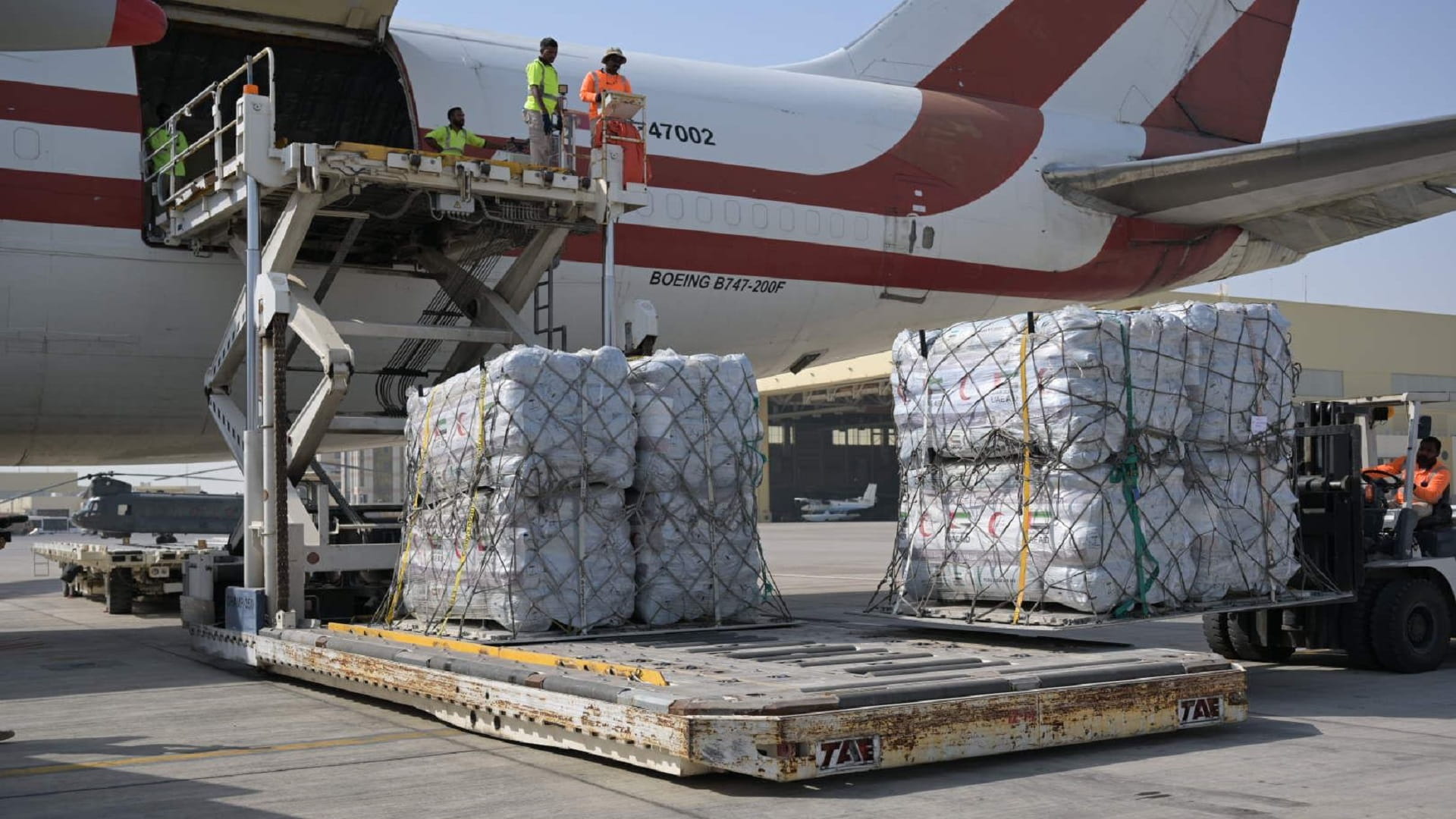 صورة بعنوان: الإمارات تسير طائرتها الإغاثية الـ 238 بحمولة 90 طناً لدعم أهل غزة 