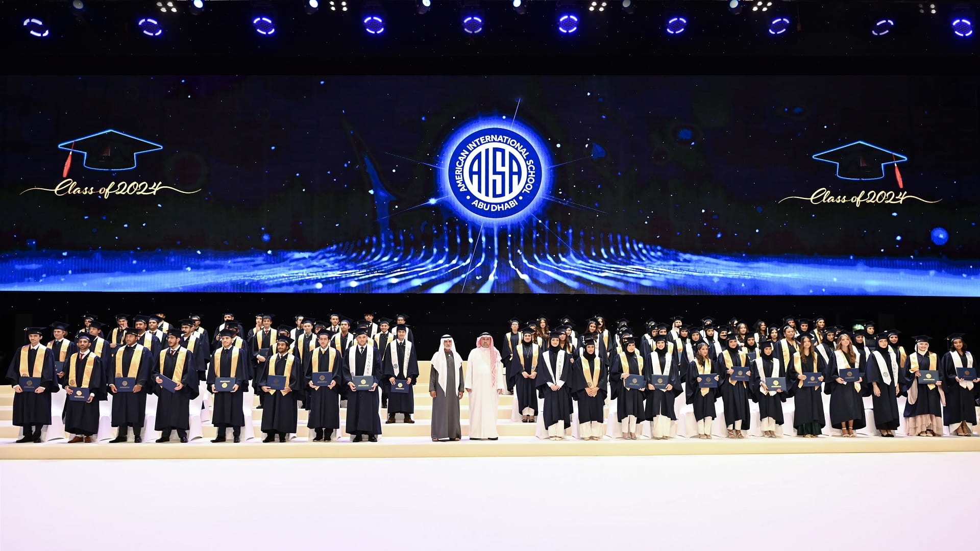 صورة بعنوان: نهيان بن مبارك يشهد تخريج طلبة المدرسة الأميركية الدولية بأبوظبي 