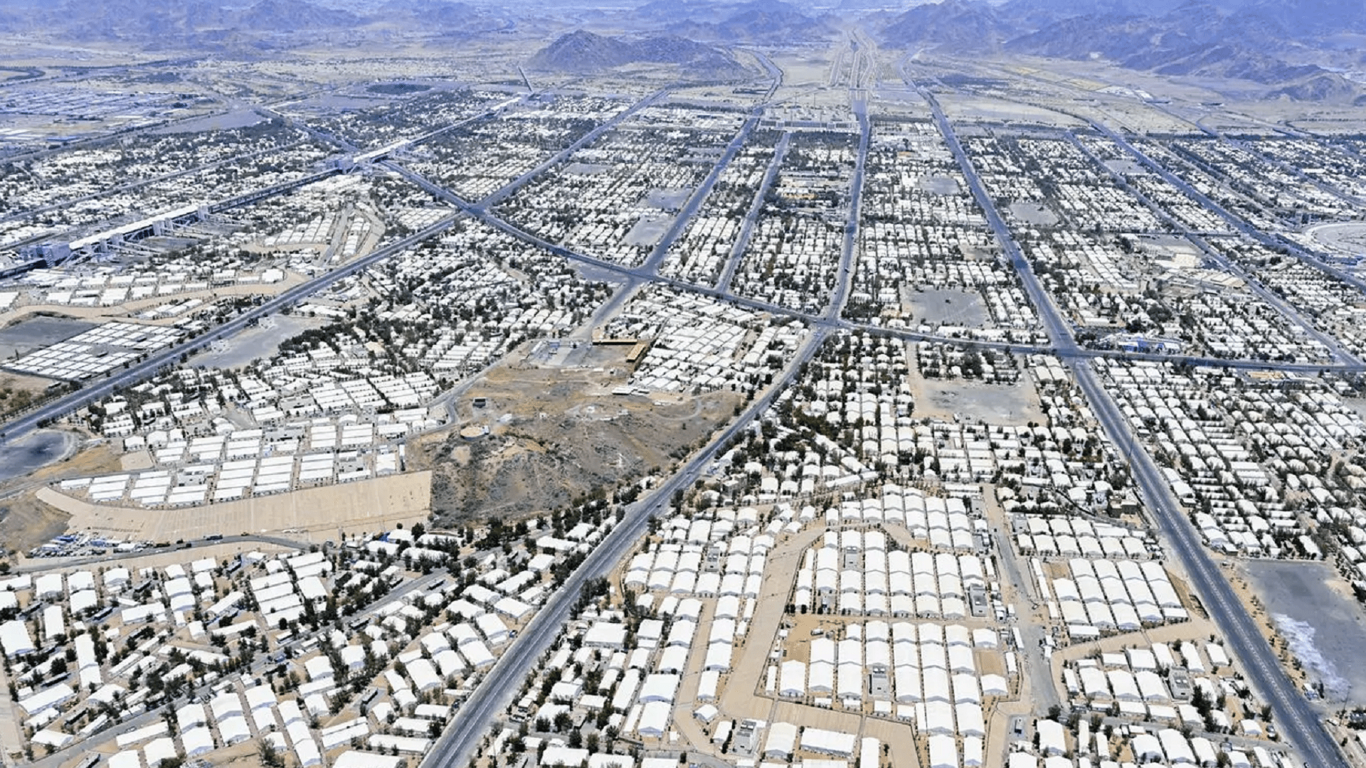صورة بعنوان: ضيوف الرحمن يتوجهون السبت إلى صعيد عرفات لأداء ركن الحج الأعظم 