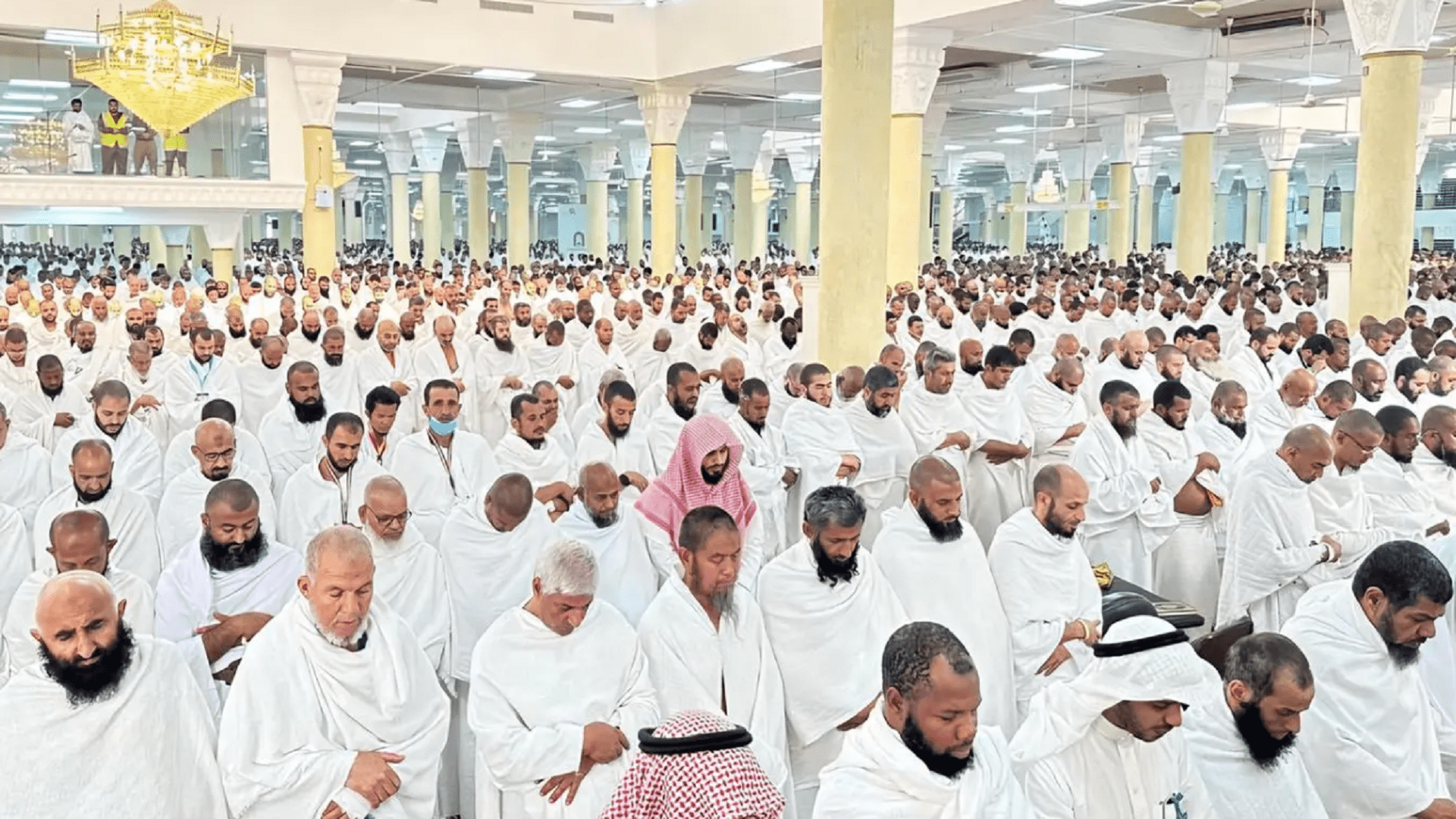 صورة بعنوان: في يوم التروية... مسجد الخيف بمشعر منى يكتظ بآلاف المصلين 