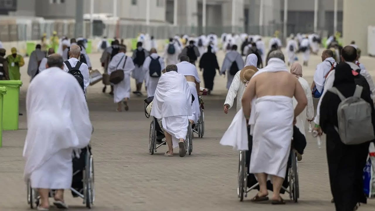 Image for the title: Pilgrims flock to Mina to spend Day of Tarwiyah 