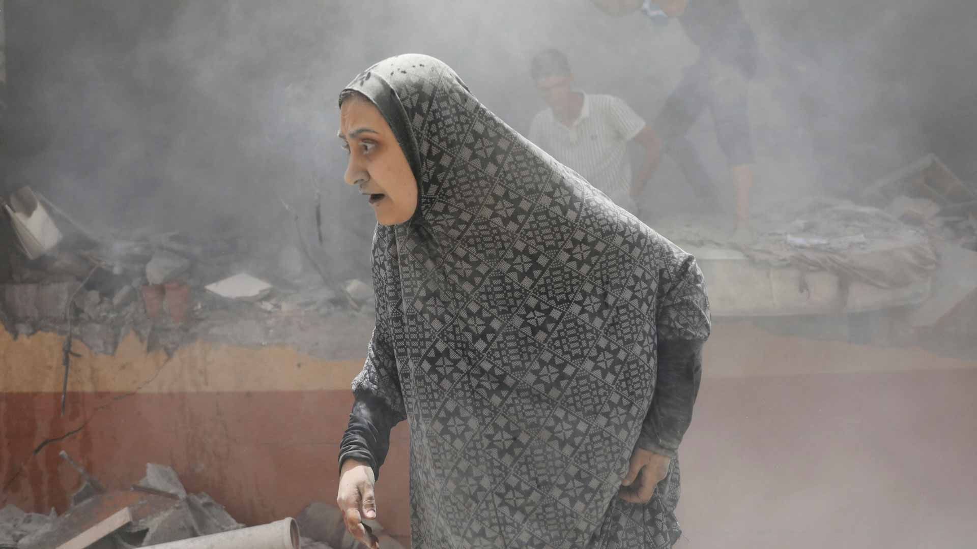 صورة بعنوان: في غزة.. القصف الإسرائيلي يقتل 37296 ويصيب 85197 بجروح منذ7 أكتوبر 