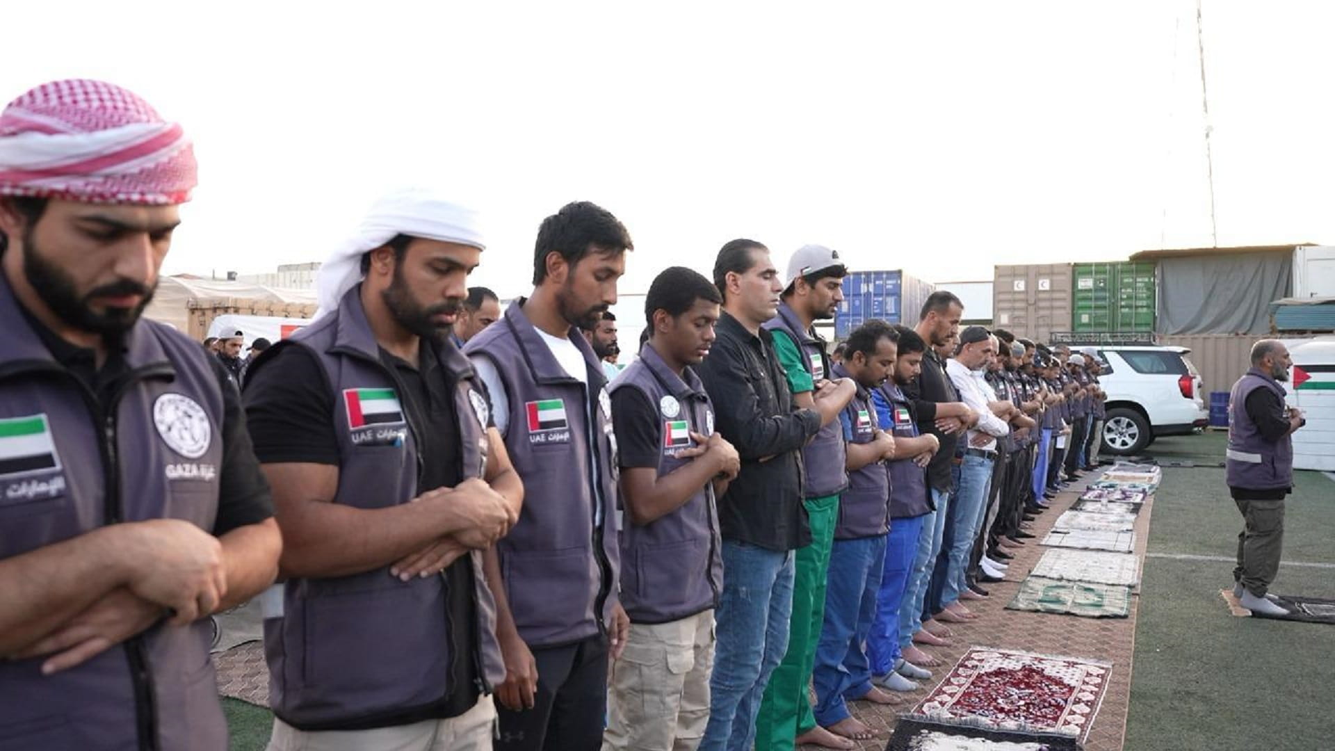 صورة بعنوان: الطواقم الطبية ومتطوعو "الفارس الشهم 3" يؤدون صلاة العيد في غزة 