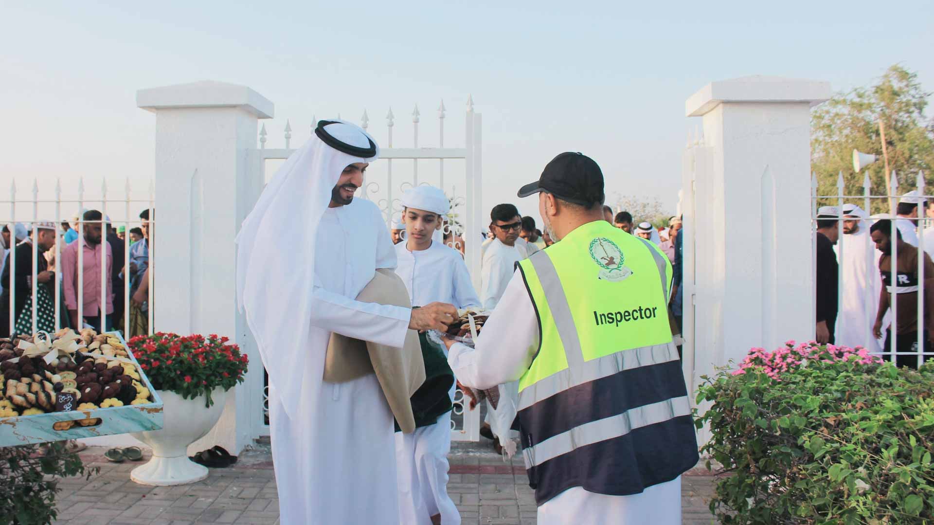 صورة بعنوان: بلفتة نوعية..بلدية الحمرية تعايد الأهالي والزوار بالورود والحلويات 