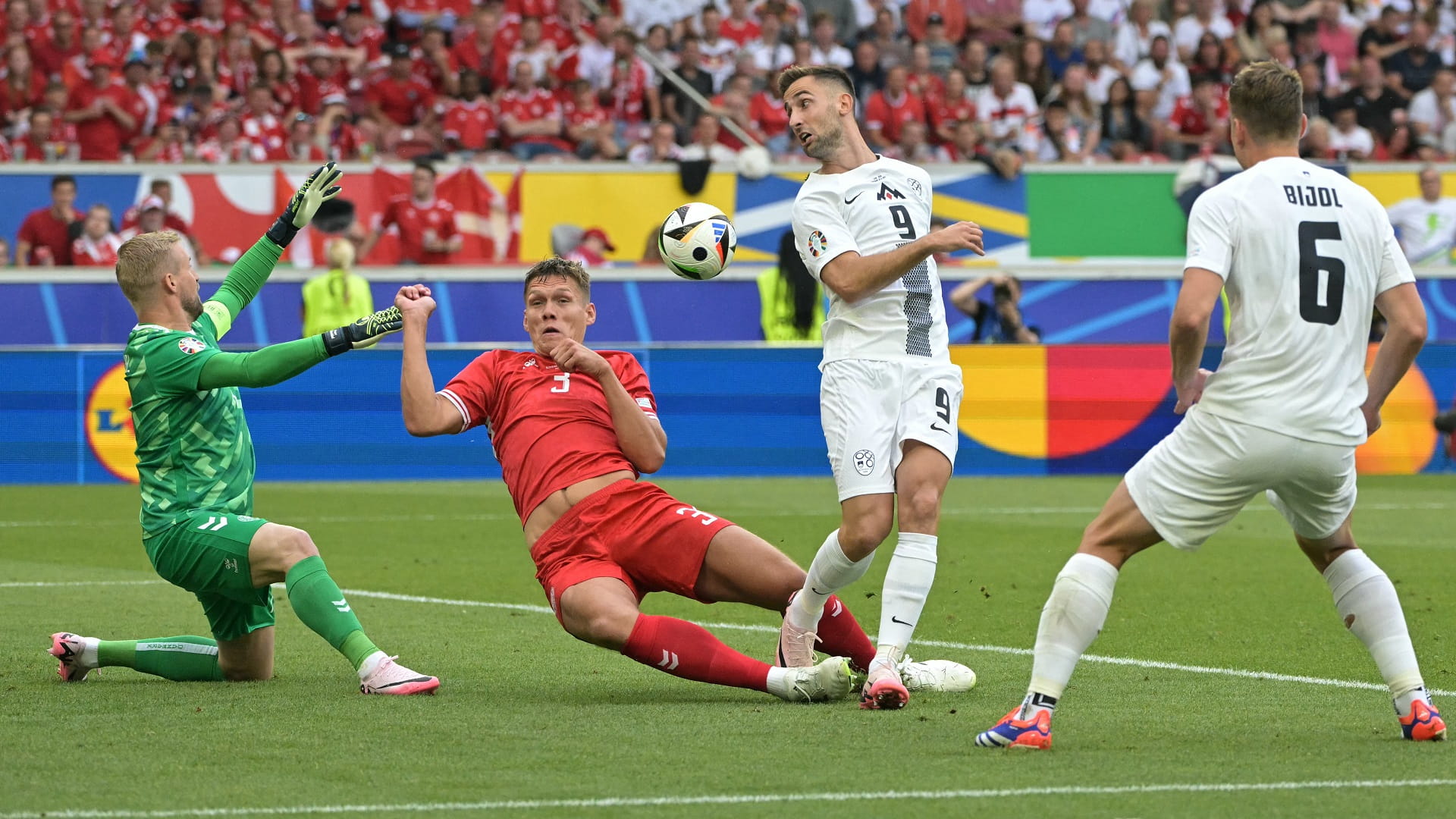 صورة بعنوان: منتخب سلوفينيا يخطف التعادل من أمام الدنمارك في يورو 2024  
