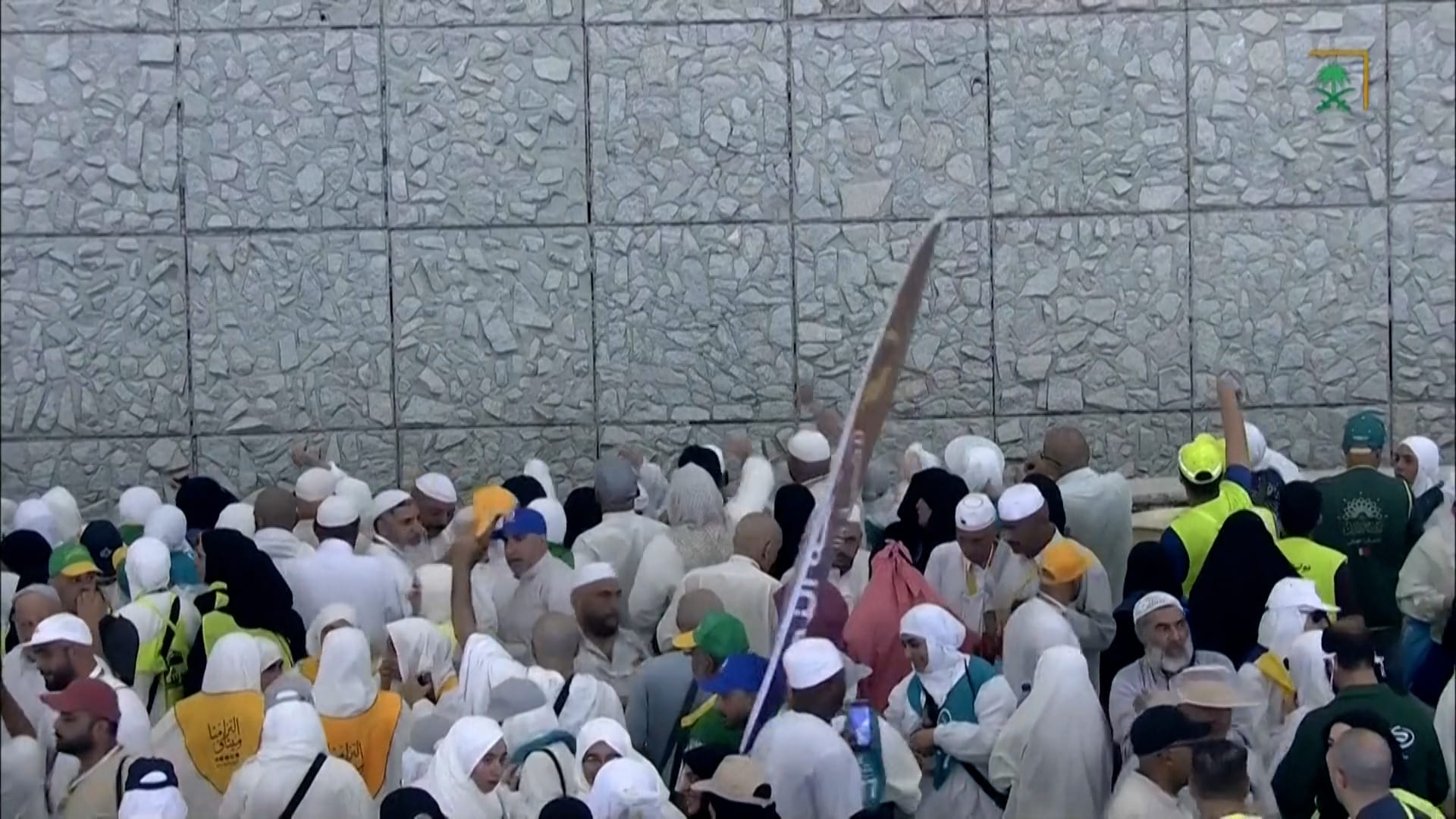Image for the title: Pilgrims cast stones at Jamarat on first day of Tashreeq 