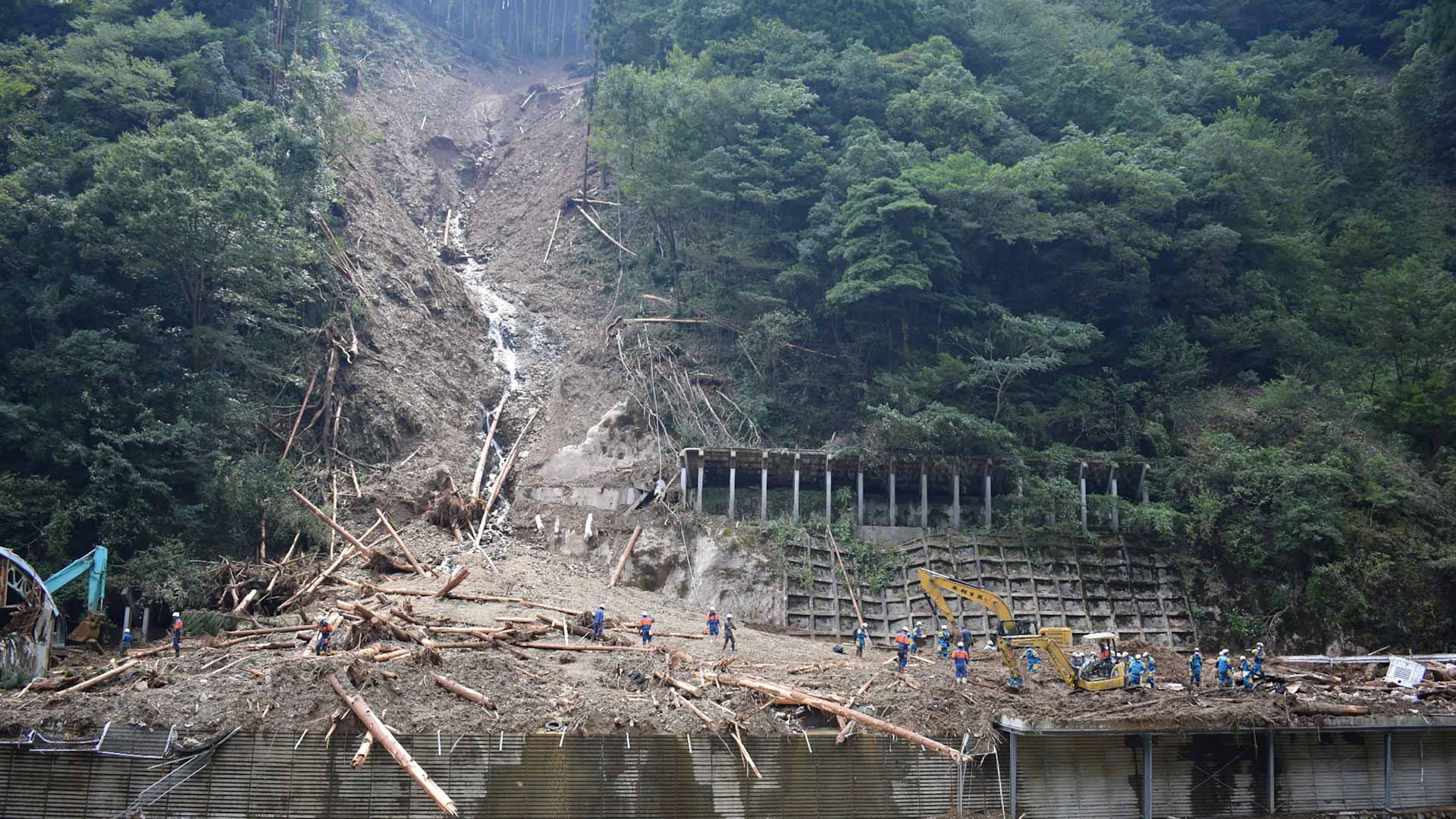 صورة بعنوان: جراء أمطار غزيرة..انزلاق للتربة يبتلع 6 ويحاصر 30 في الإكوادور  