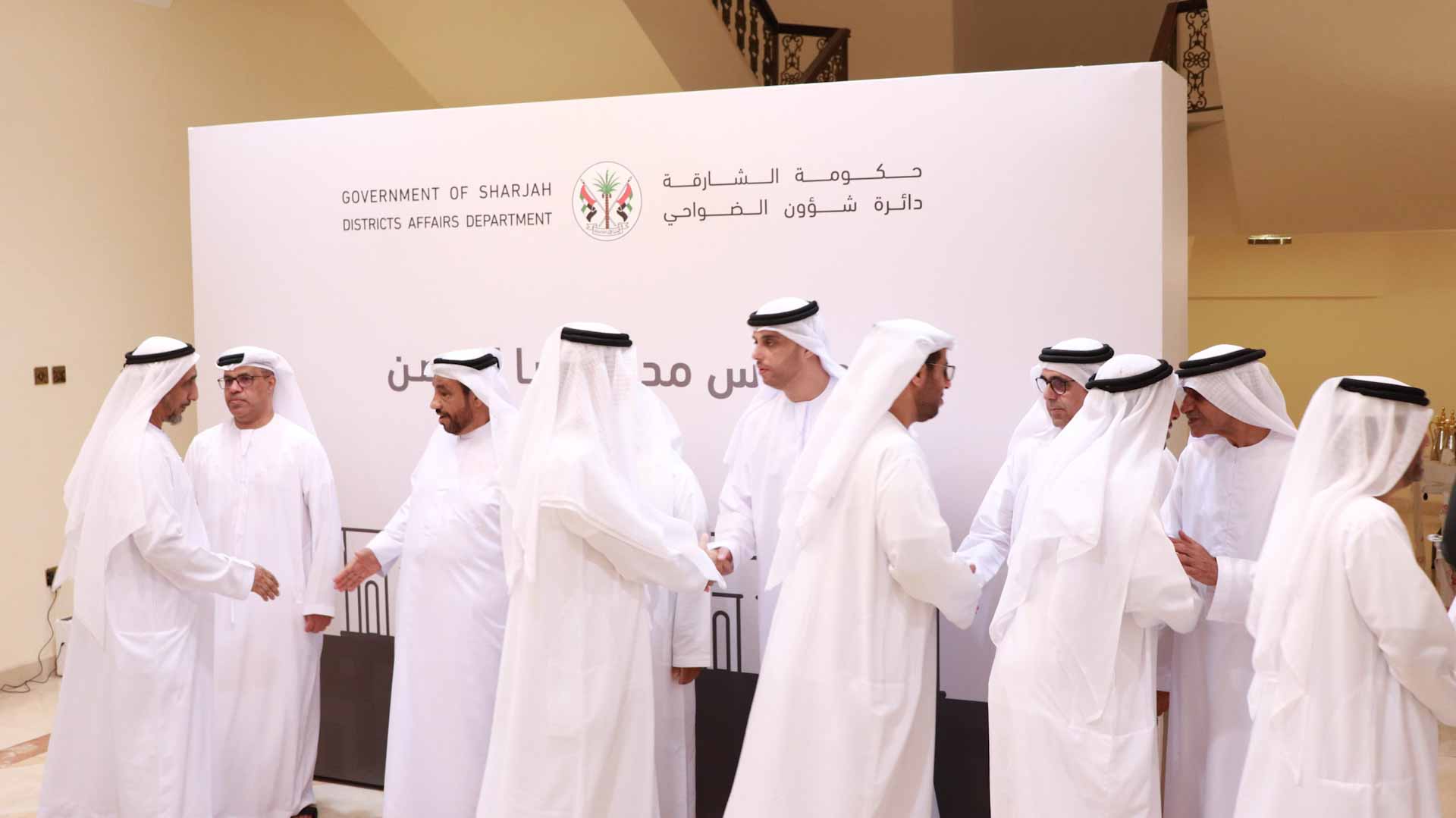 صورة بعنوان: في أول أيام العيد..مجلس دبا الحصن يستقبل الأهالي ويقدم فوالة العيد 