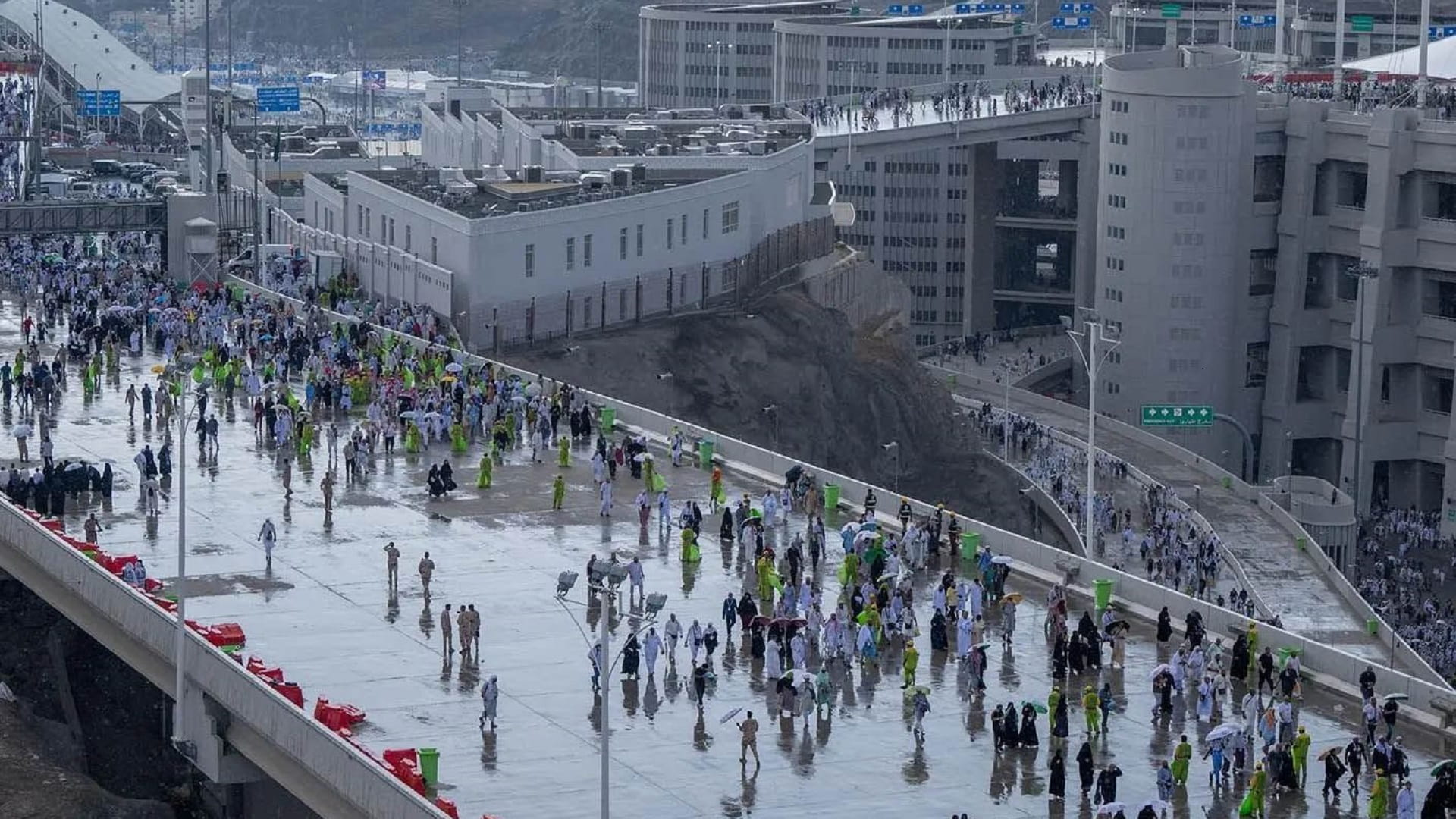 Image for the title: Heavy to moderate rain on the Grand Mosque and Mina 