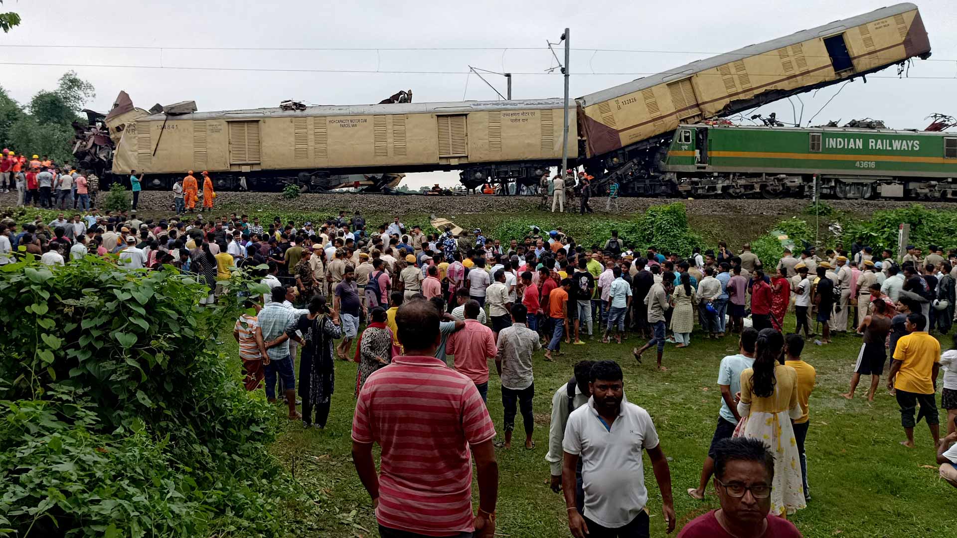 صورة بعنوان: في مأساة جديدة..حصيلة تصادم قطارين بالهند ترتفع إلى 15 قتيلاً  