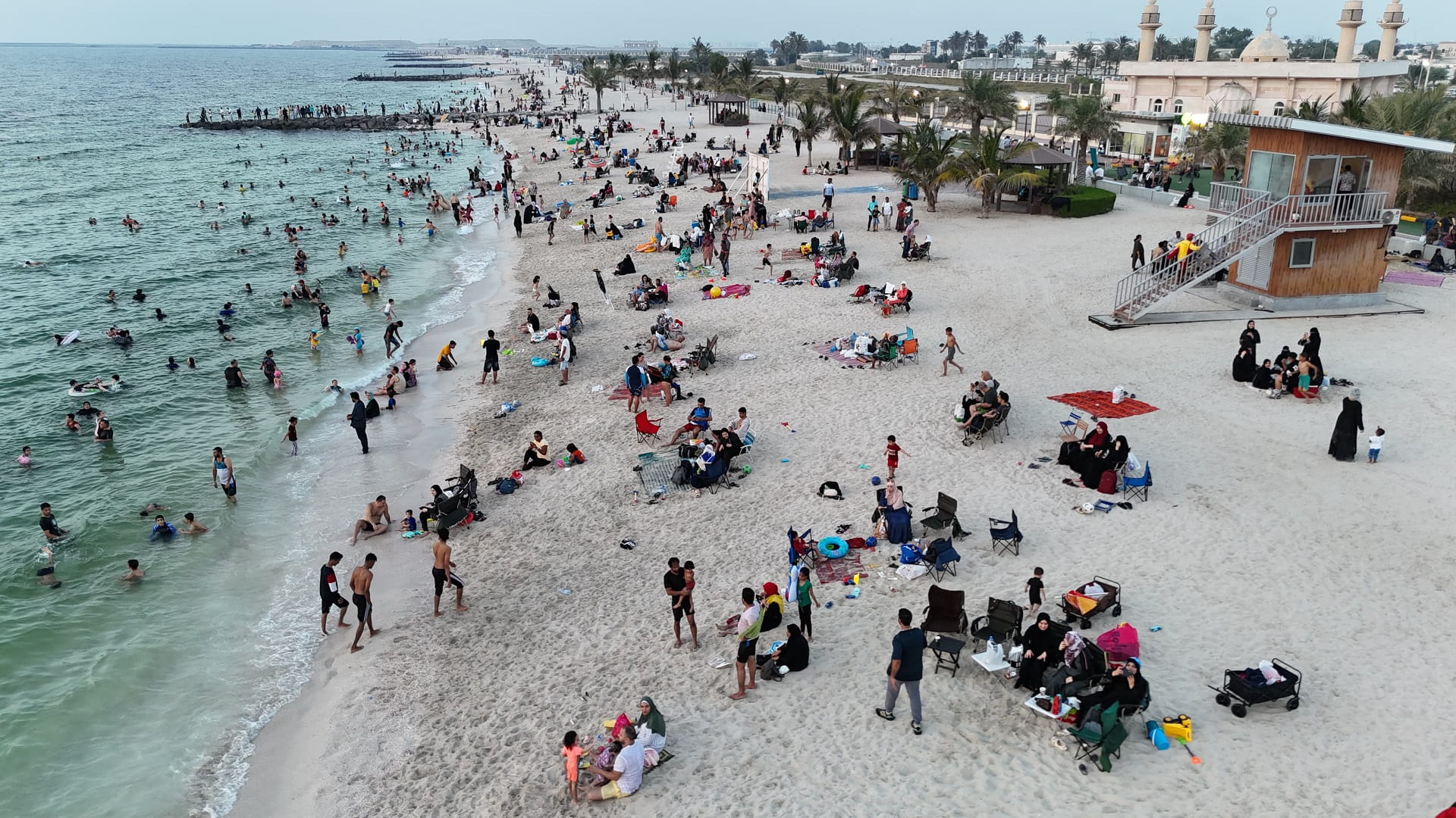 صورة بعنوان: شاطئ الحمرية يشهد إقبالاً كثيفاً من المواطنين والمقيمين في العيد  