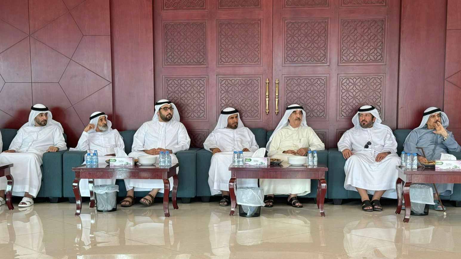 صورة بعنوان: حاكم أم القيوين يقدم واجب العزاء في وفاة جلثم سعيد الغفلي 