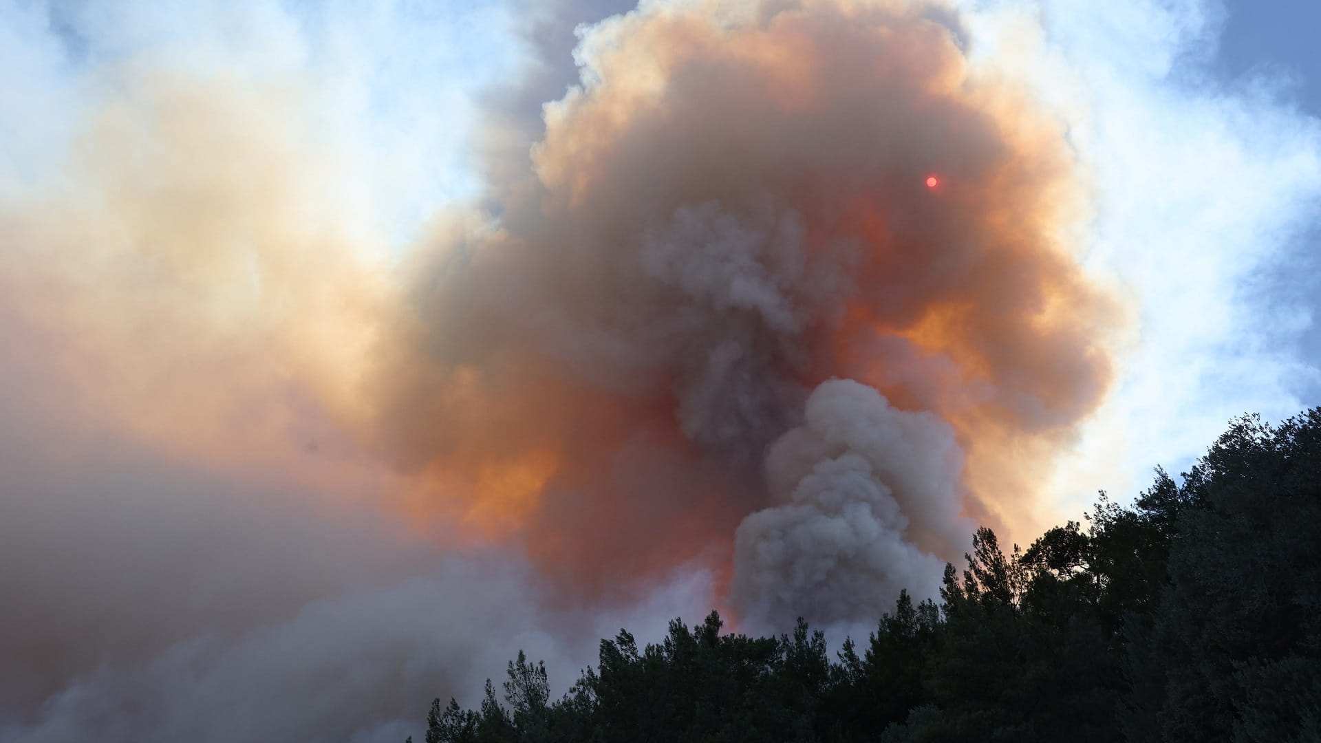 Image for the title: Turkey wildfire halts traffic in Dardanelles Strait 