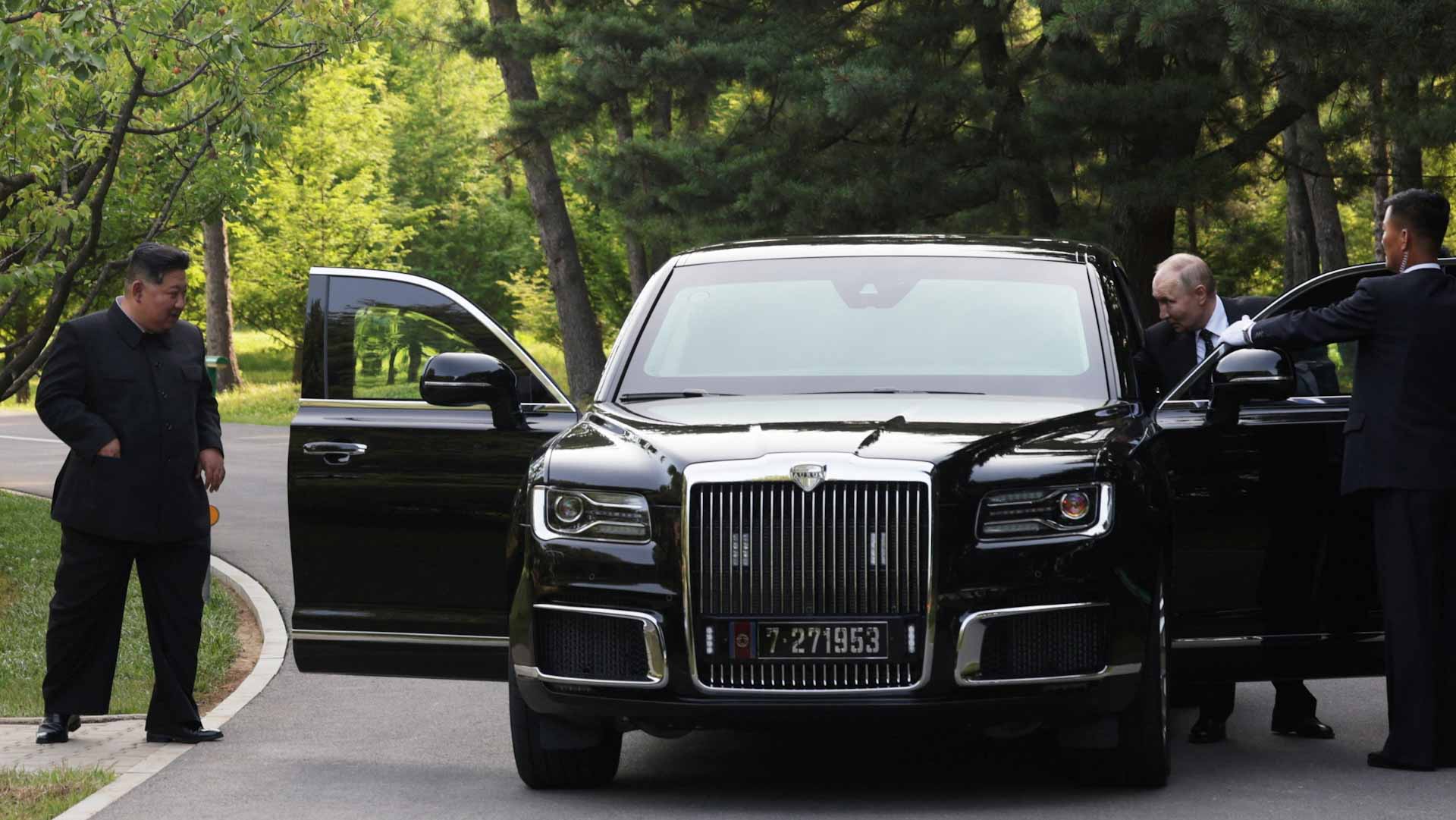 صورة بعنوان: لإرساء علاقات متينة.. بوتين وكيم يتبادلان قيادة سيارة روسية الصنع 