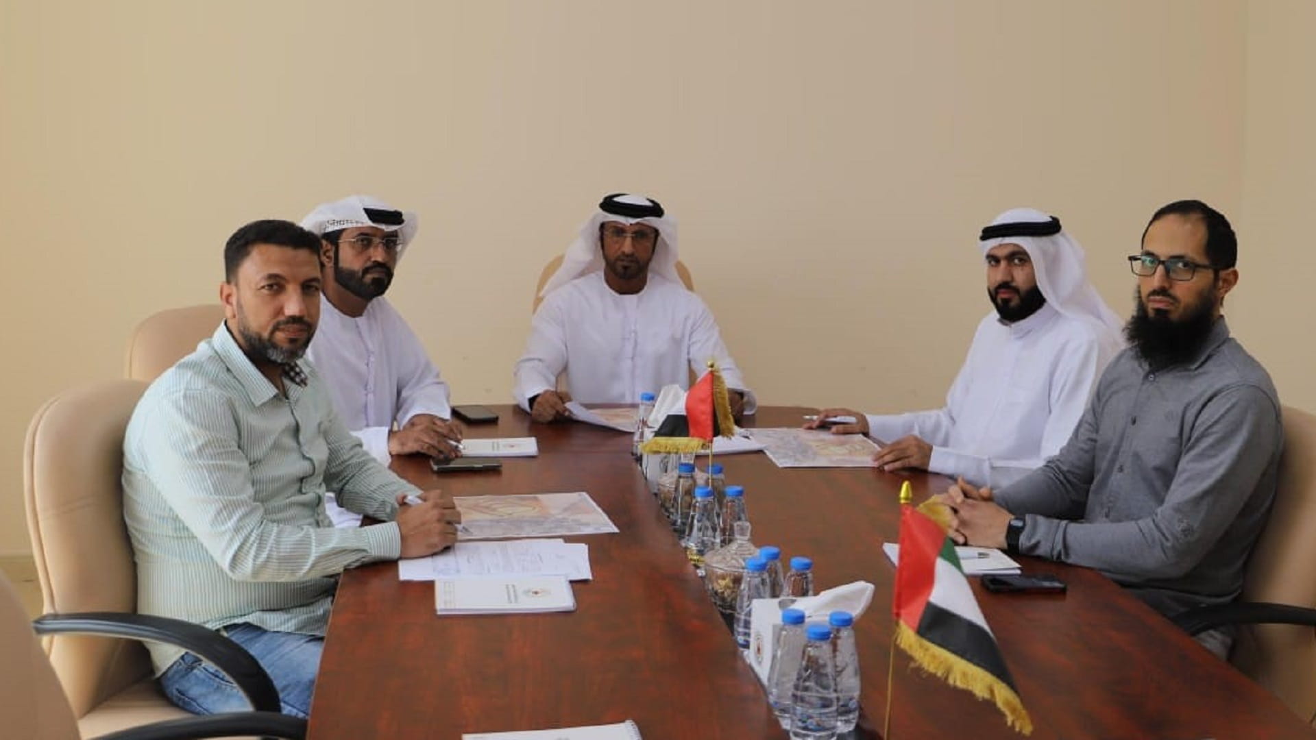 صورة بعنوان: اجتماع لمناقشة الأعمال الإنشائية بميدان الذيد لسباقات الهجن 