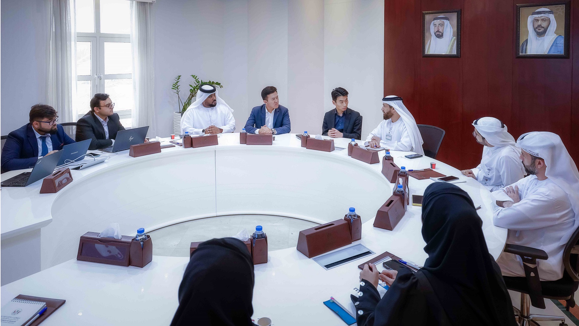 صورة بعنوان: اقتصادية الشارقة تبحث مع شركة هواوي حلولها التكنولوجية 