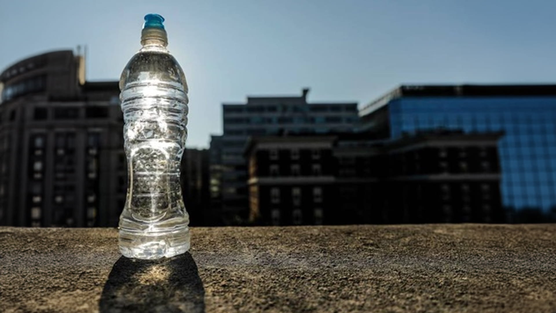 صورة بعنوان: تسبب السرطان..عبوات المياه البلاستيكية قنبلة موقوتة تحت أشعة الشمس 