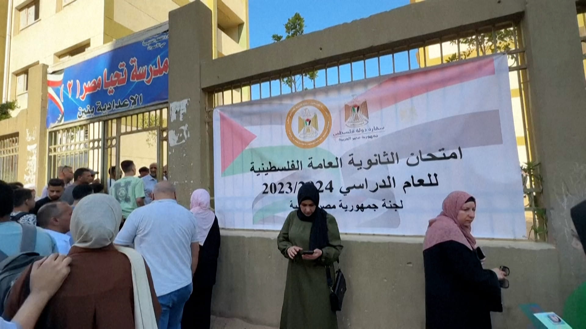 صورة بعنوان: نريد كتباً وليس قنابل..الحرب تبدد أحلام طلاب الثانوية في غزة 