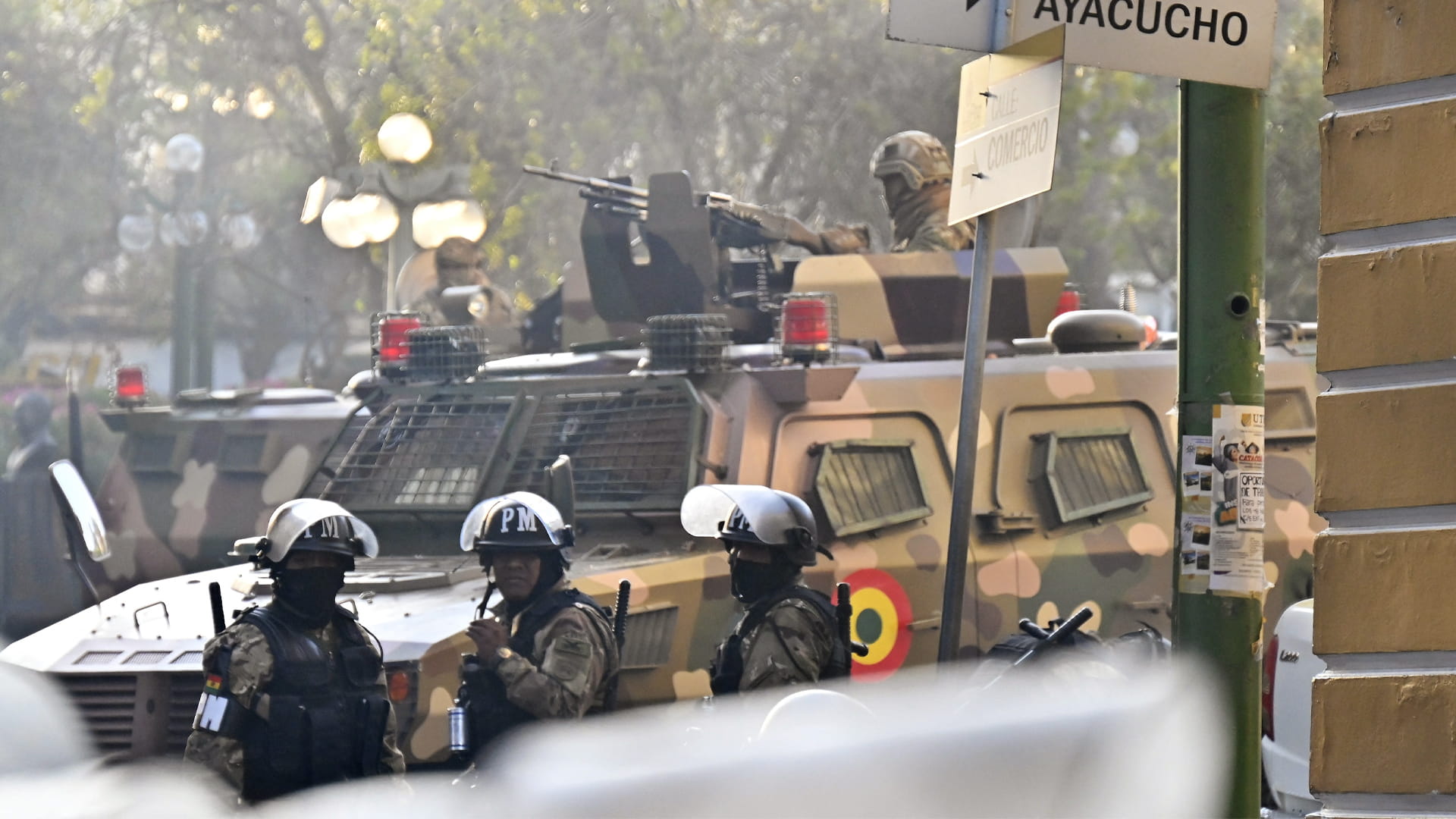 صورة بعنوان: بعد محاولة انقلاب فاشلة..متمردو بوليفيا ينسحبون من قصر الرئاسة 