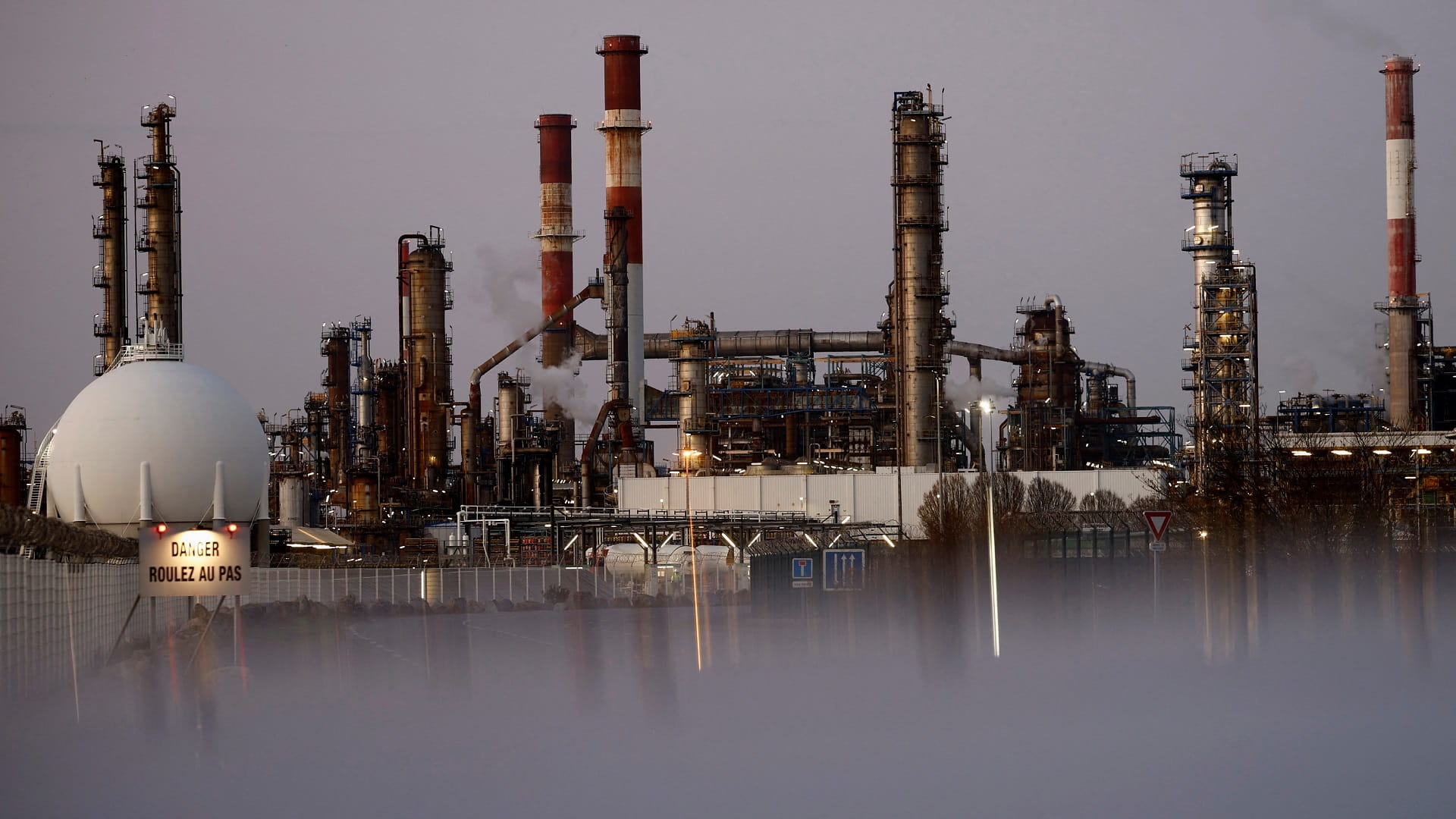 صورة بعنوان: أسعار النفط تنخفض وسط مخاوف من تباطؤ الطلب في أميركا  