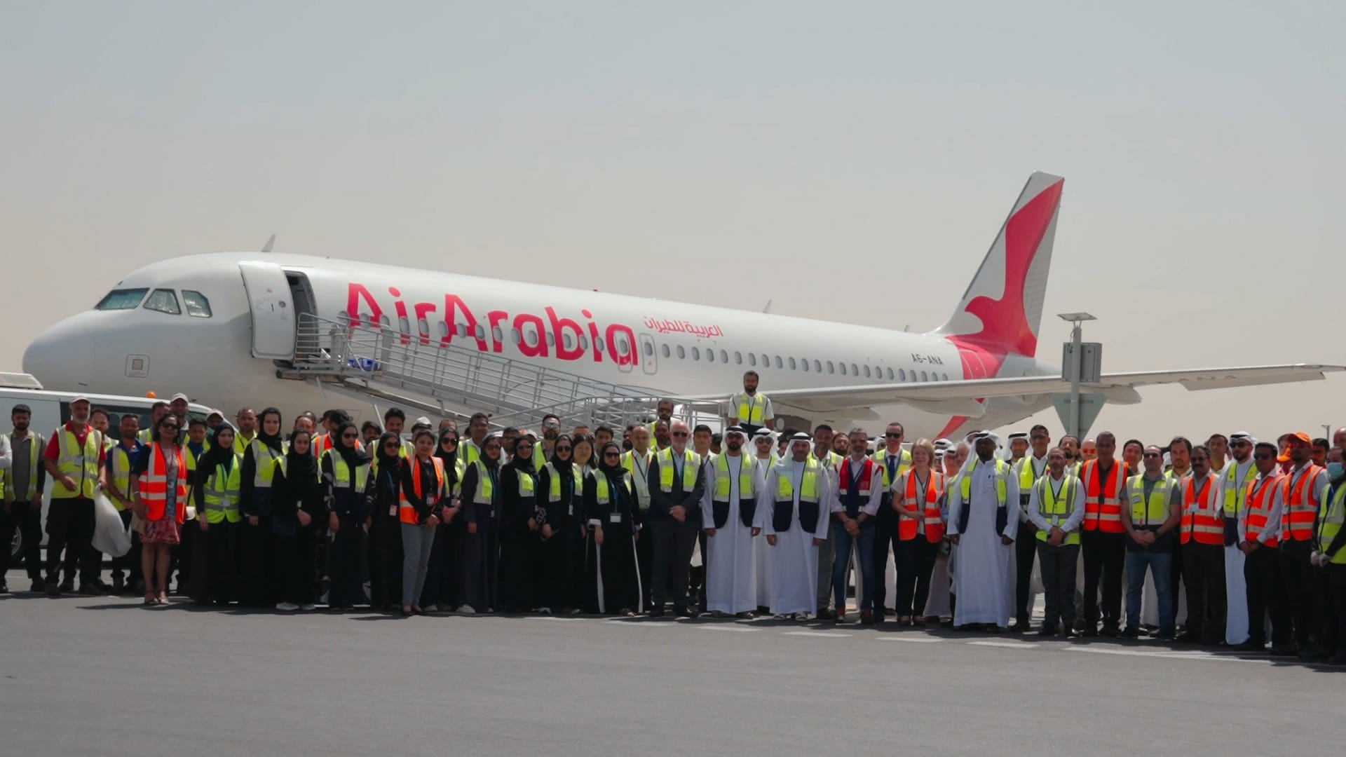 صورة بعنوان: موظفو مطار الشارقة ينفذون إجراء إزالة بقايا الأجسام الغريبة  
