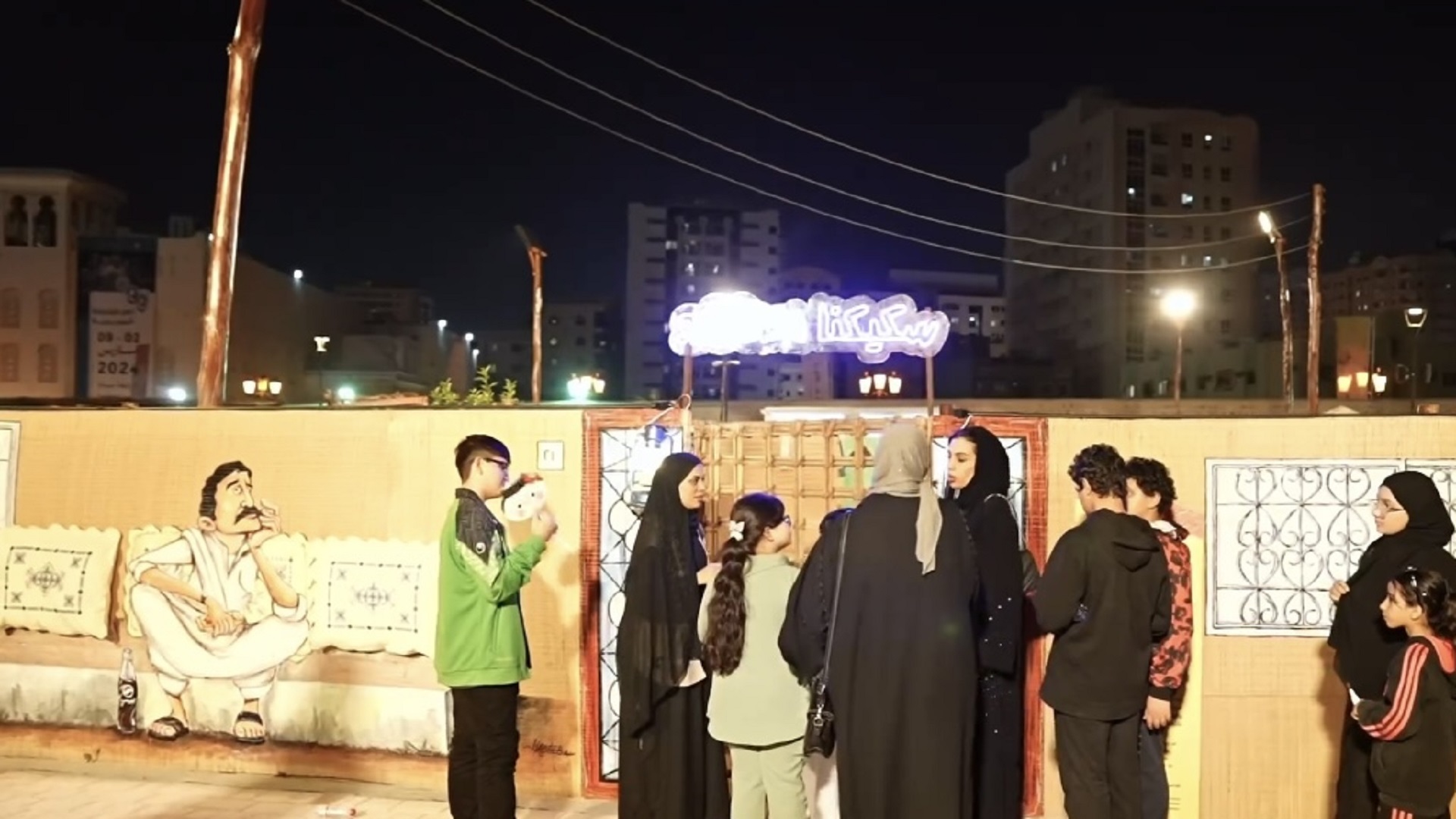 صورة بعنوان: ركن "سكيك" يقص حكايات الفرجان على رواد أيام الشارقة التراثية 