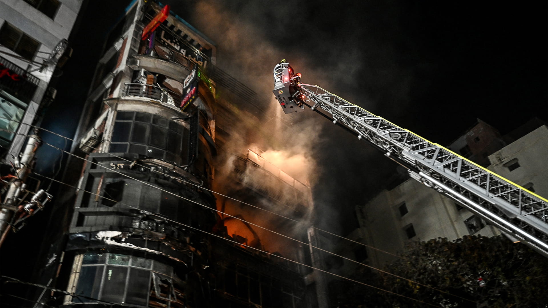 صورة بعنوان: مقتل 43 شخصاً جراء حريق في عاصمة بنغلاديش 