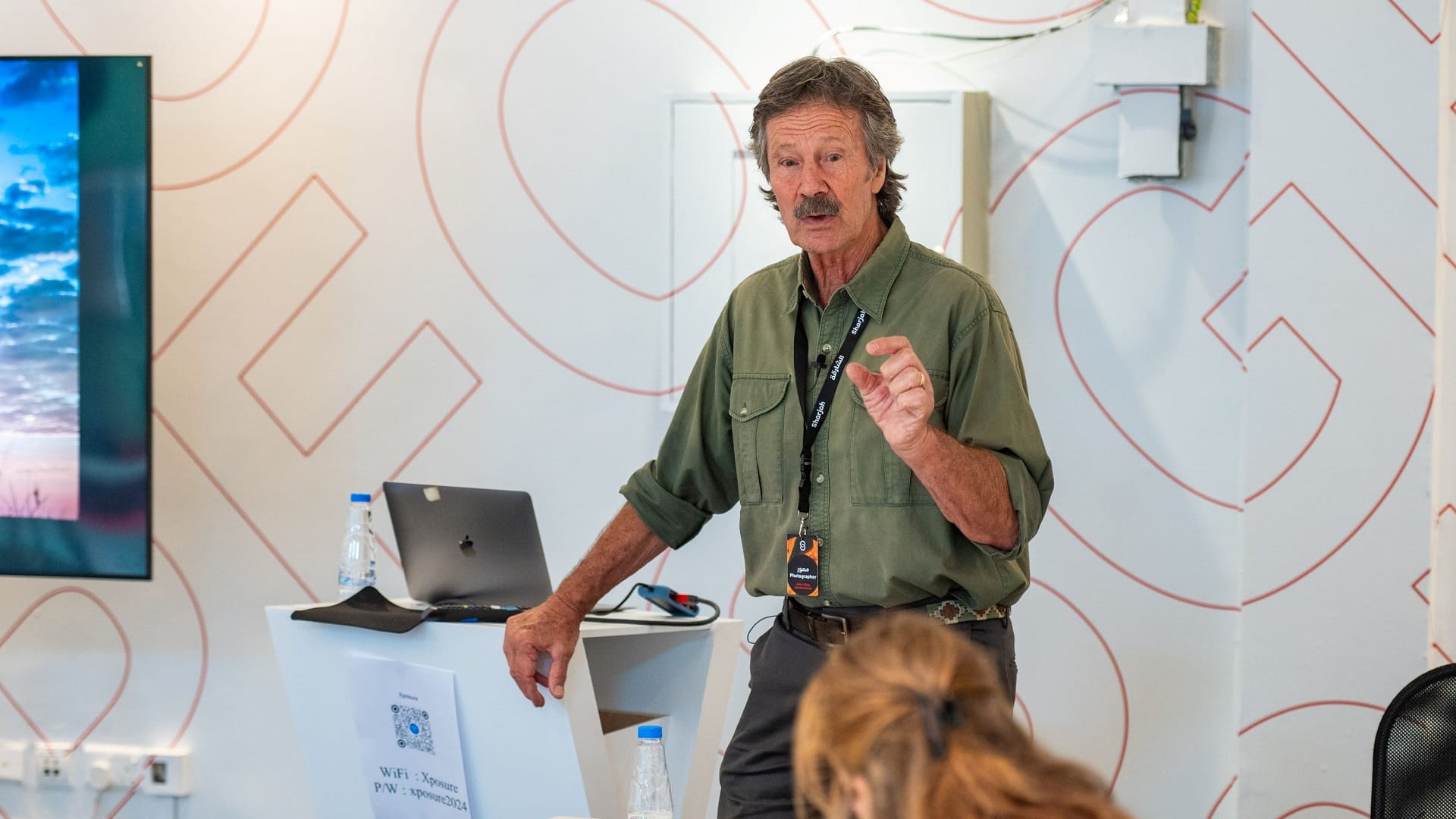 صورة بعنوان: خبراء اكسبوجر 2024 يتهمون "السيلفي" بحرمان البشر من جماليات اللحظة 