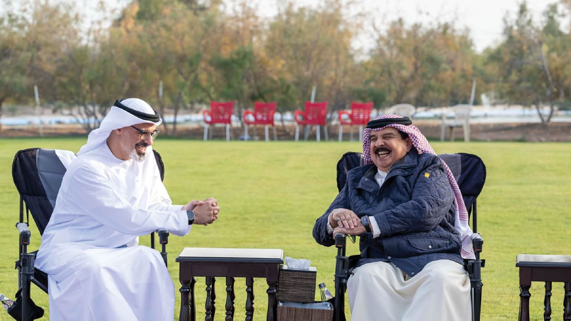 صورة بعنوان: ملك البحرين يستقبل ولي عهد أبوظبي في المنامة 